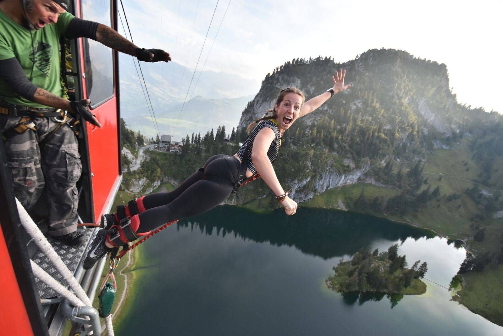 हिंटर्स्टॉकेंज़ी में बंजी जम्प, पहाड़ों और झील के दृश्य के साथ