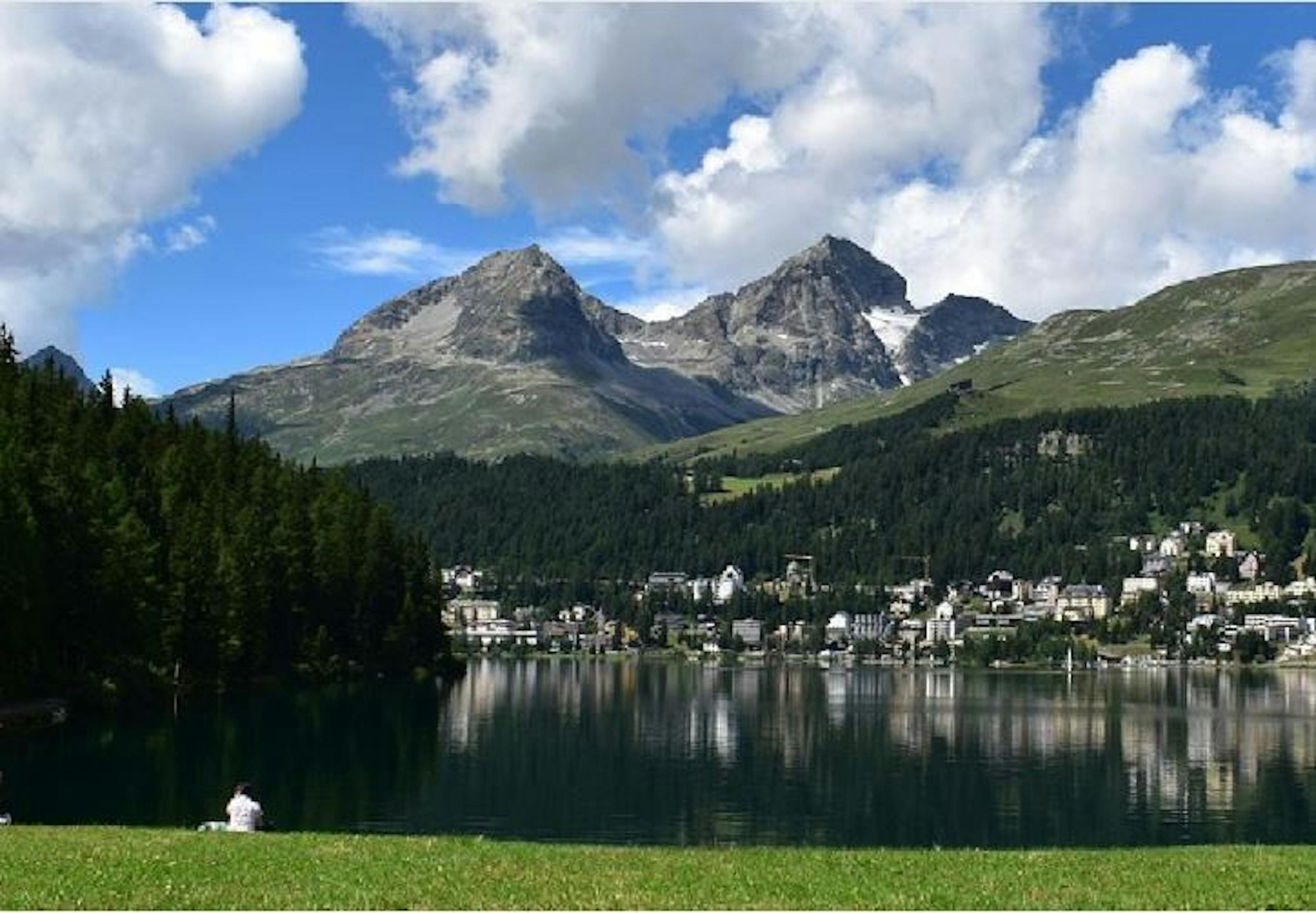 Vista da caminhada Hohenweg Engadin com montanhas e lago