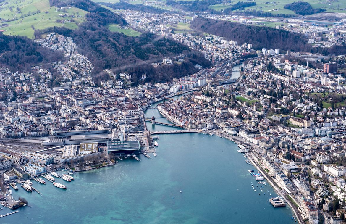 جولة بالهليكوبتر فوق لوزيرن، المدينة، البحيرات، والجبال