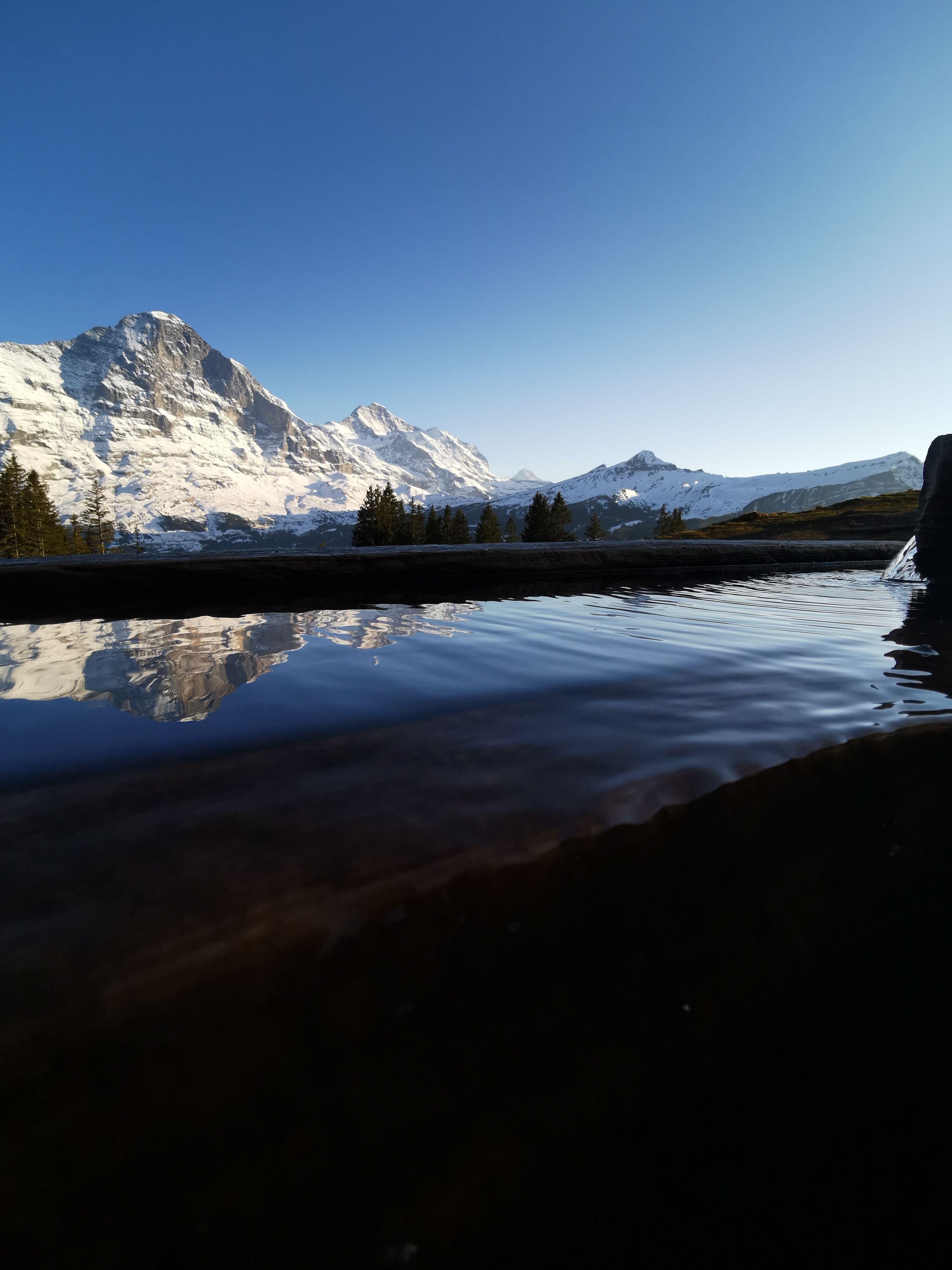 Bergblick auf Schnee-covered Alpen in der Schweiz, klares Wasser