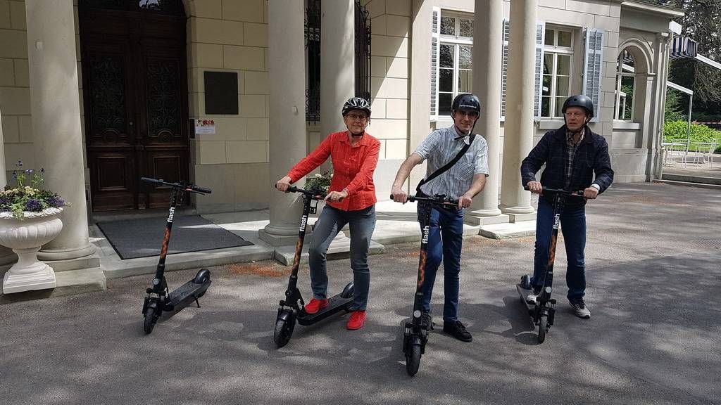 苏黎世电动滑板车游览，参加者在建筑前