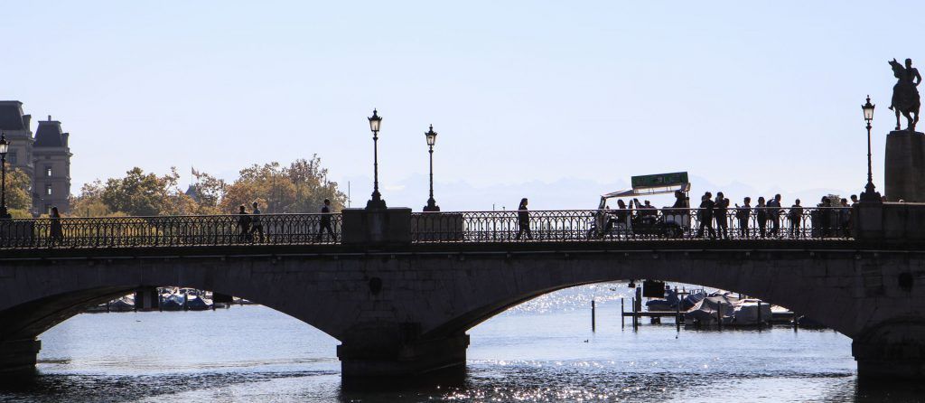 Zürich Sehenswürdigkeit mit Brücke und Besuchern