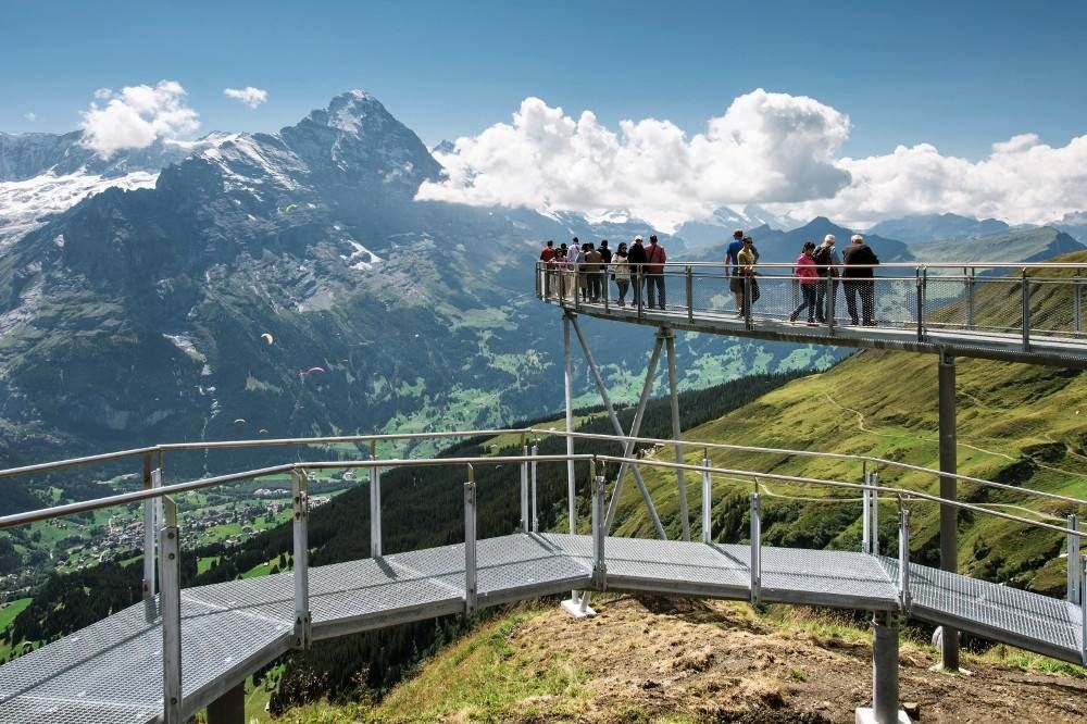 Cliffwalk Grindelwald-First s výhledem na hory, turista na vyhlídkové plošině