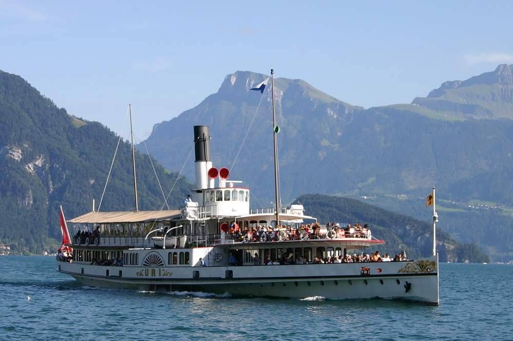 Perahu di Tasik Luzern dengan Rigi di latar belakang
