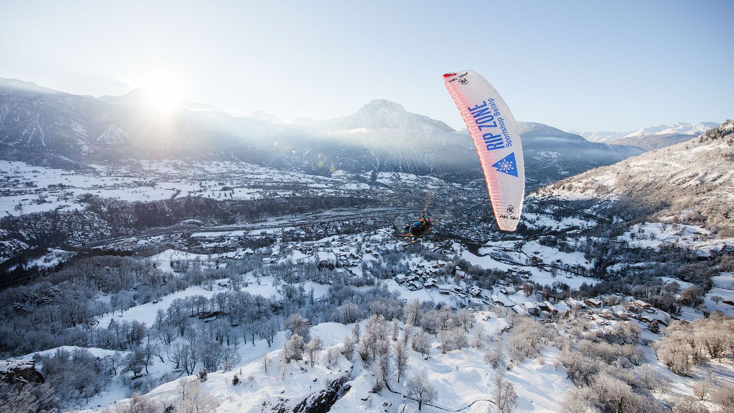 Paragliding i Oberwallis, snö, bergslandskap