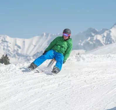 Faire de la luge sur la Tschentenalp dans la neige, activité hivernale en montagne.