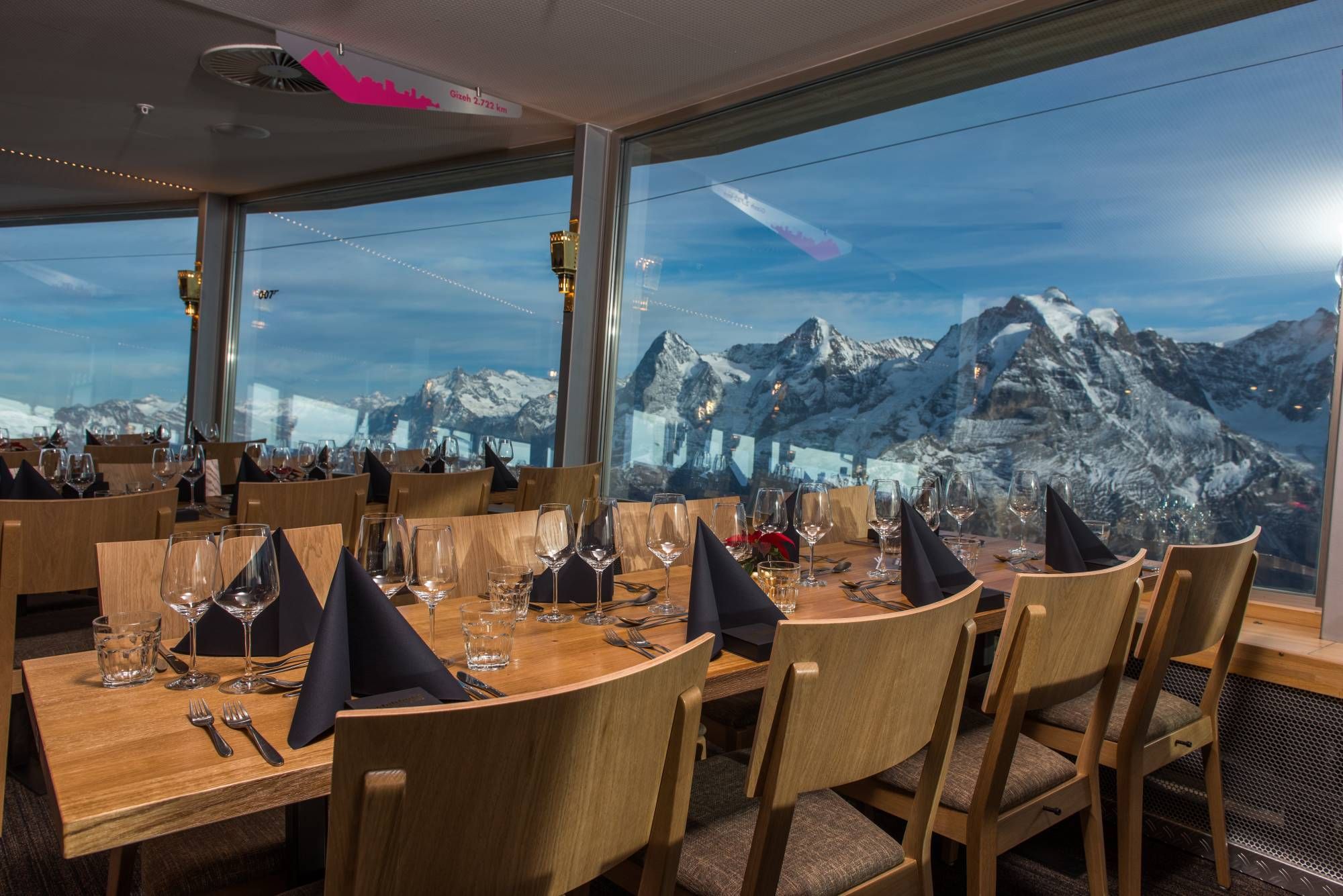 Draairestaurant Piz Gloria met uitzicht op de Alpen, tafelversiering en panorama