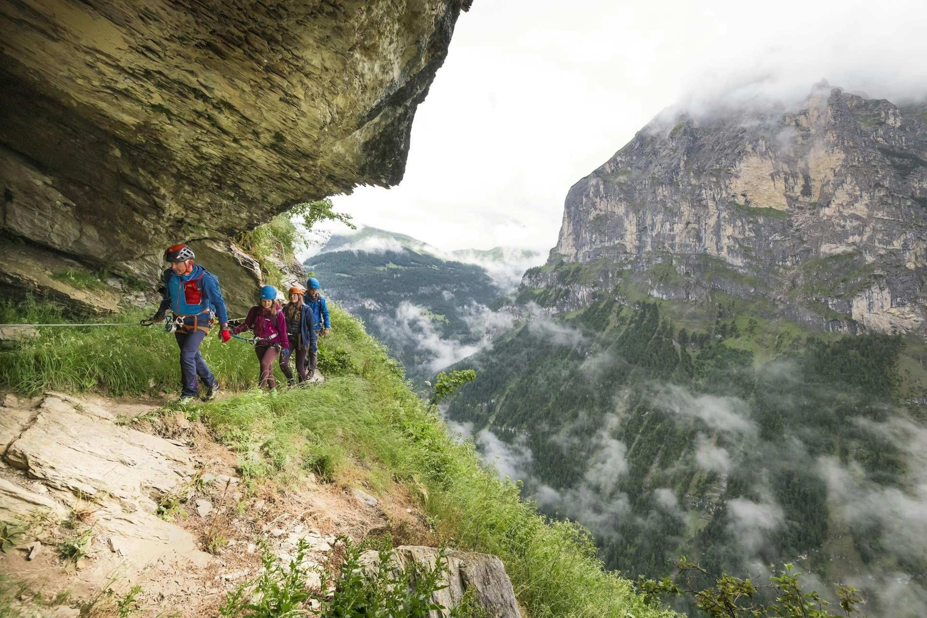 Vista Klettersteig Mürren, scalatori sulla roccia, paesaggio montano, nuvole