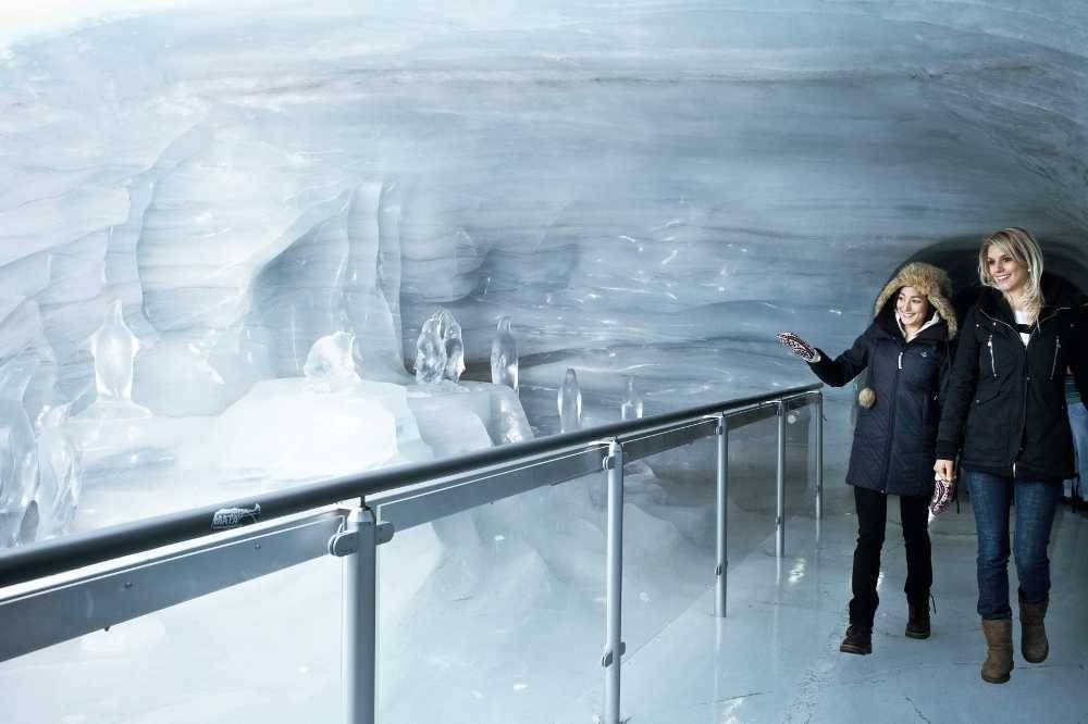 Istana ais Jungfraujoch dengan formasi es yang boleh dilalui dan pelawat.