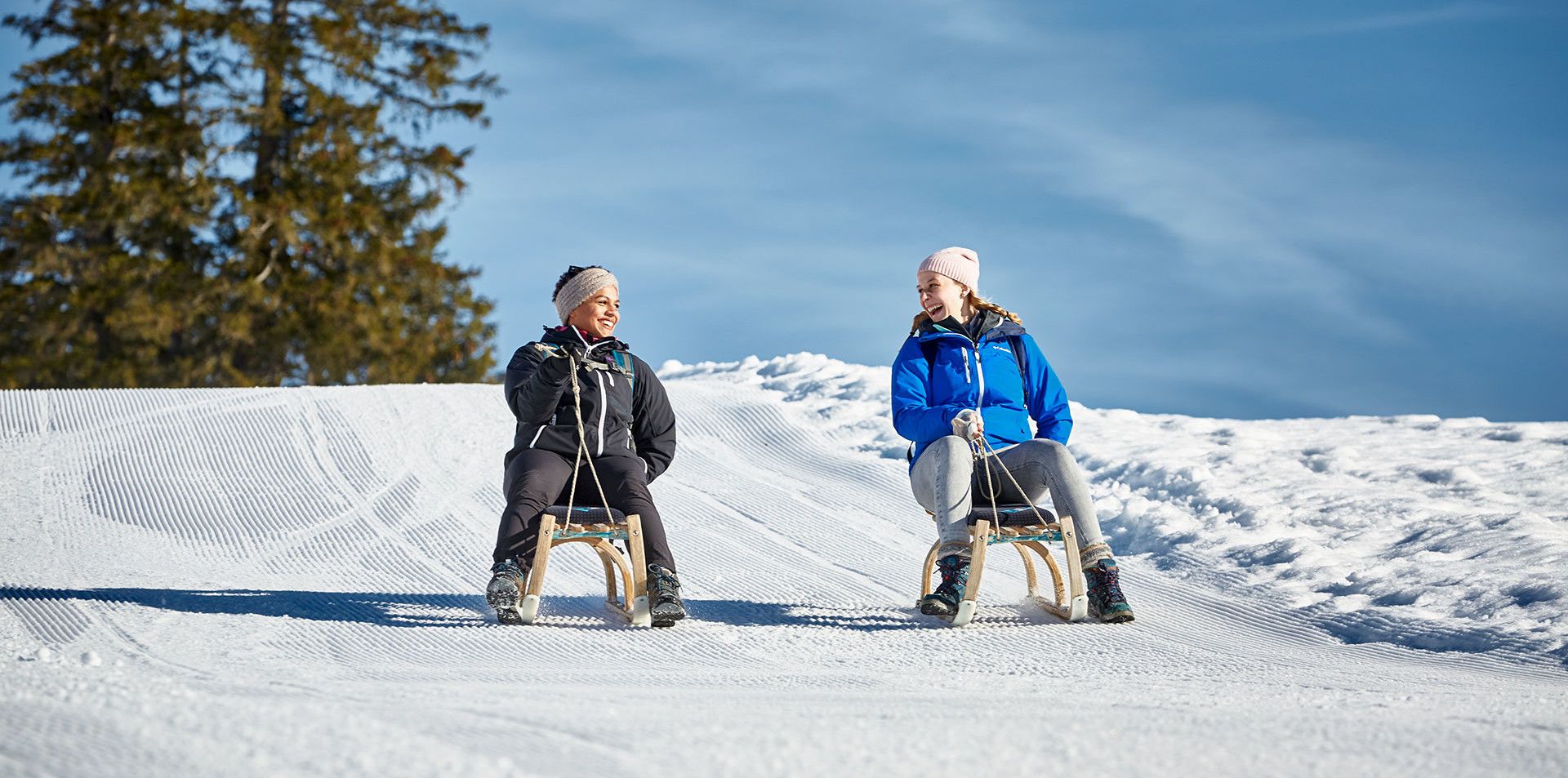 Rigi slittino con piloti su una pista di neve d'inverno