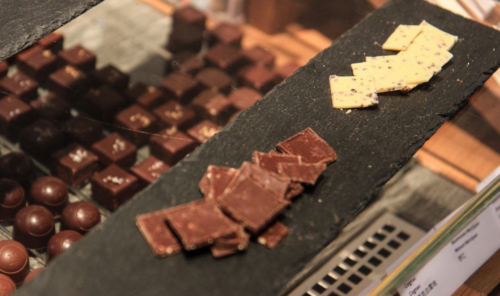 Schweizer Schokolade in verschiedenen Variationen auf einer Platte.