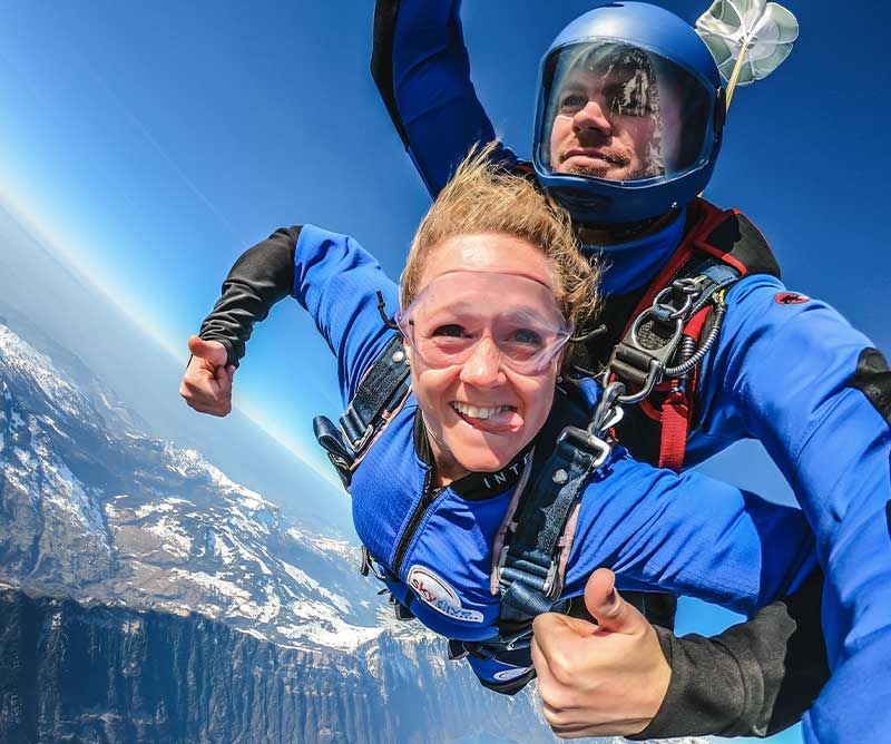 Fri fall vid skärmshoppning över den schweiziska höglandet, klar sikt mot bergen.