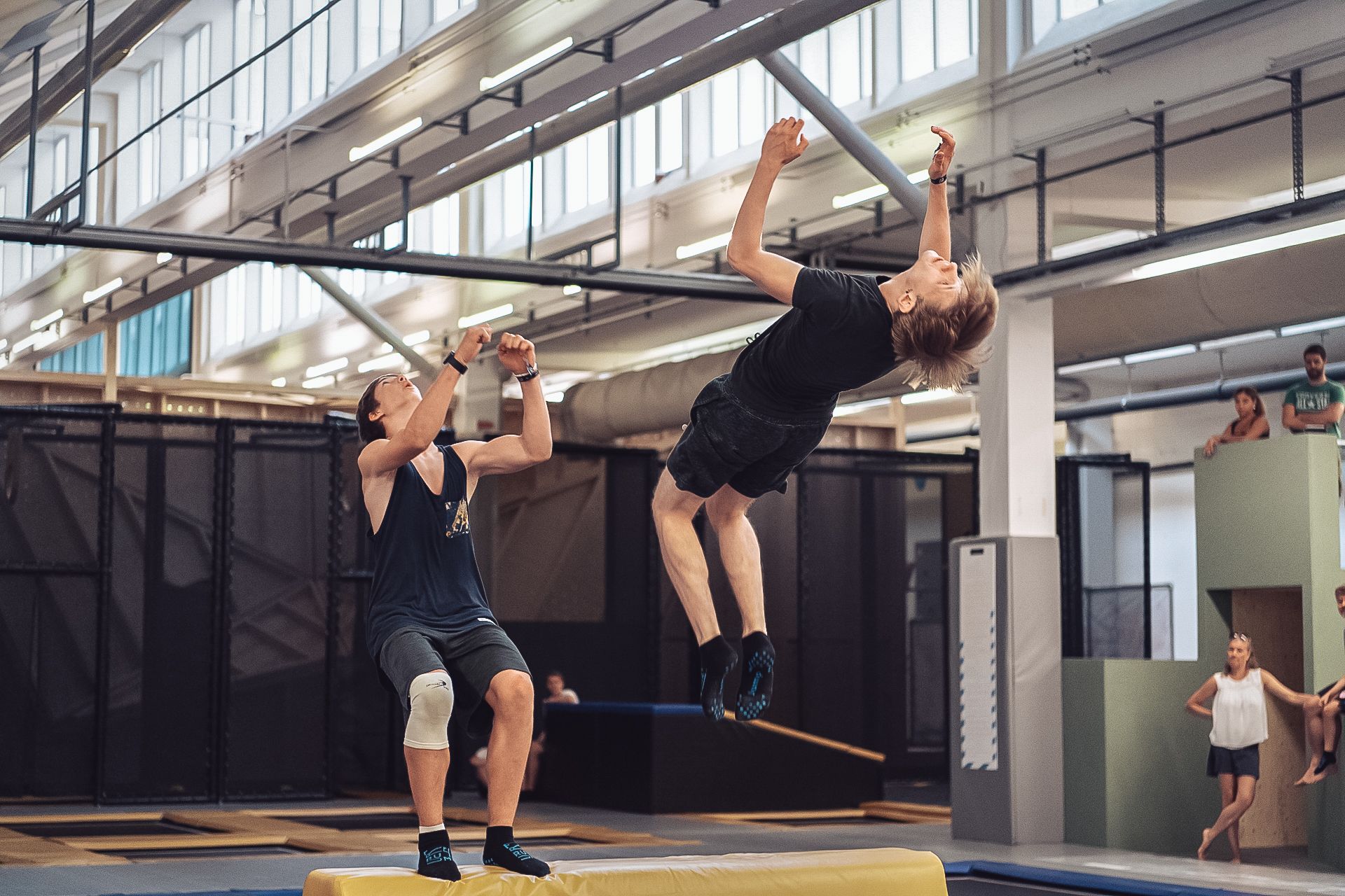 점핑홀 주크, 아이들이 트램폴린에서 점프하고, 즐거운 분위기