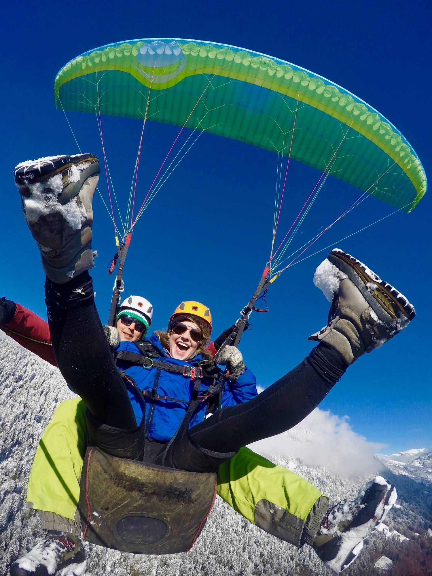 การบินร่มชูชีพแบบ tandem บนภูเขาที่ปกคลุมด้วยหิมะในอินเทอร์ลาเคน