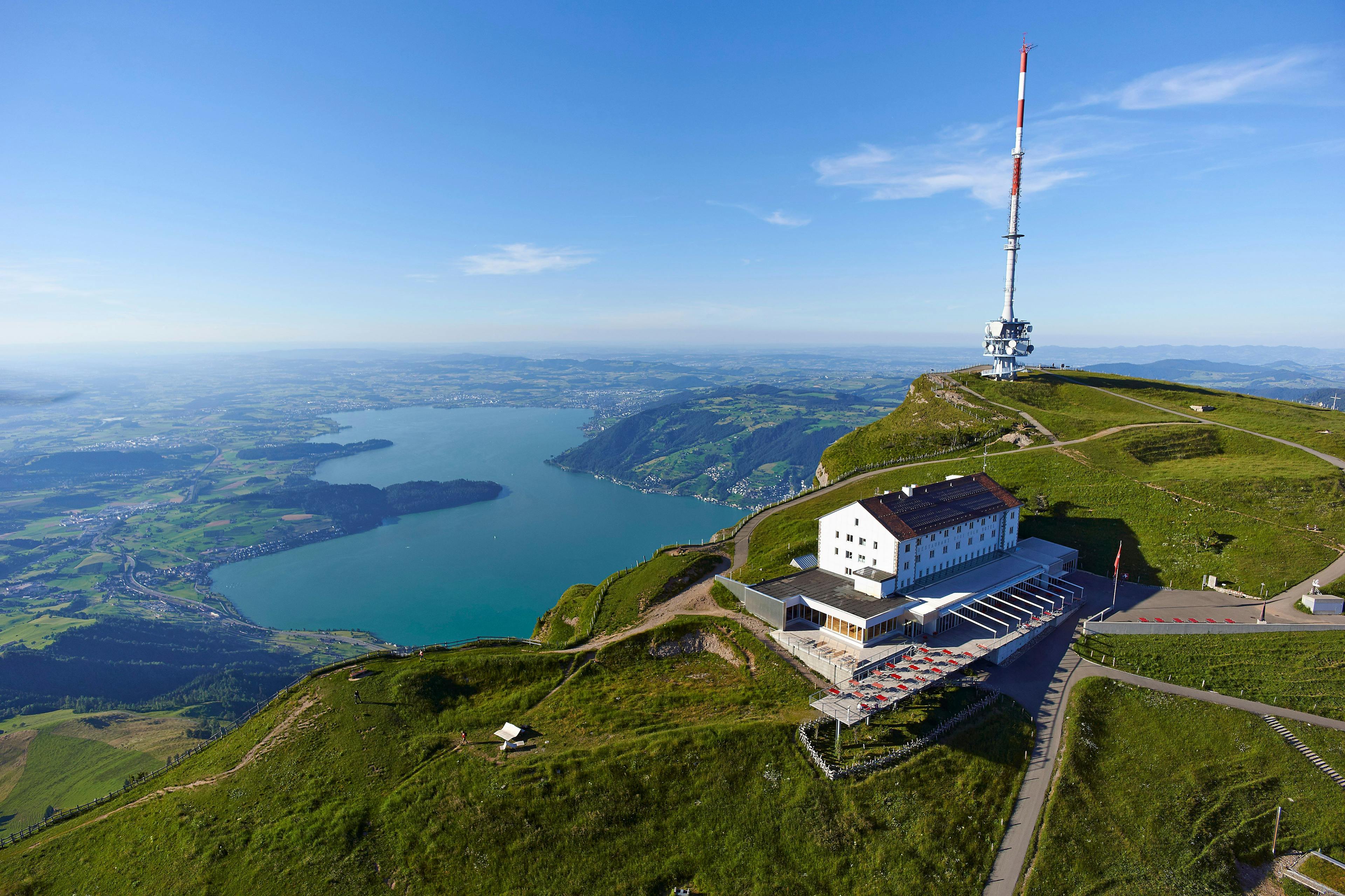 Rigi udsigtspunkt Känzli med udsigt over Vierwaldstættersøen og de omkringliggende bjerge.