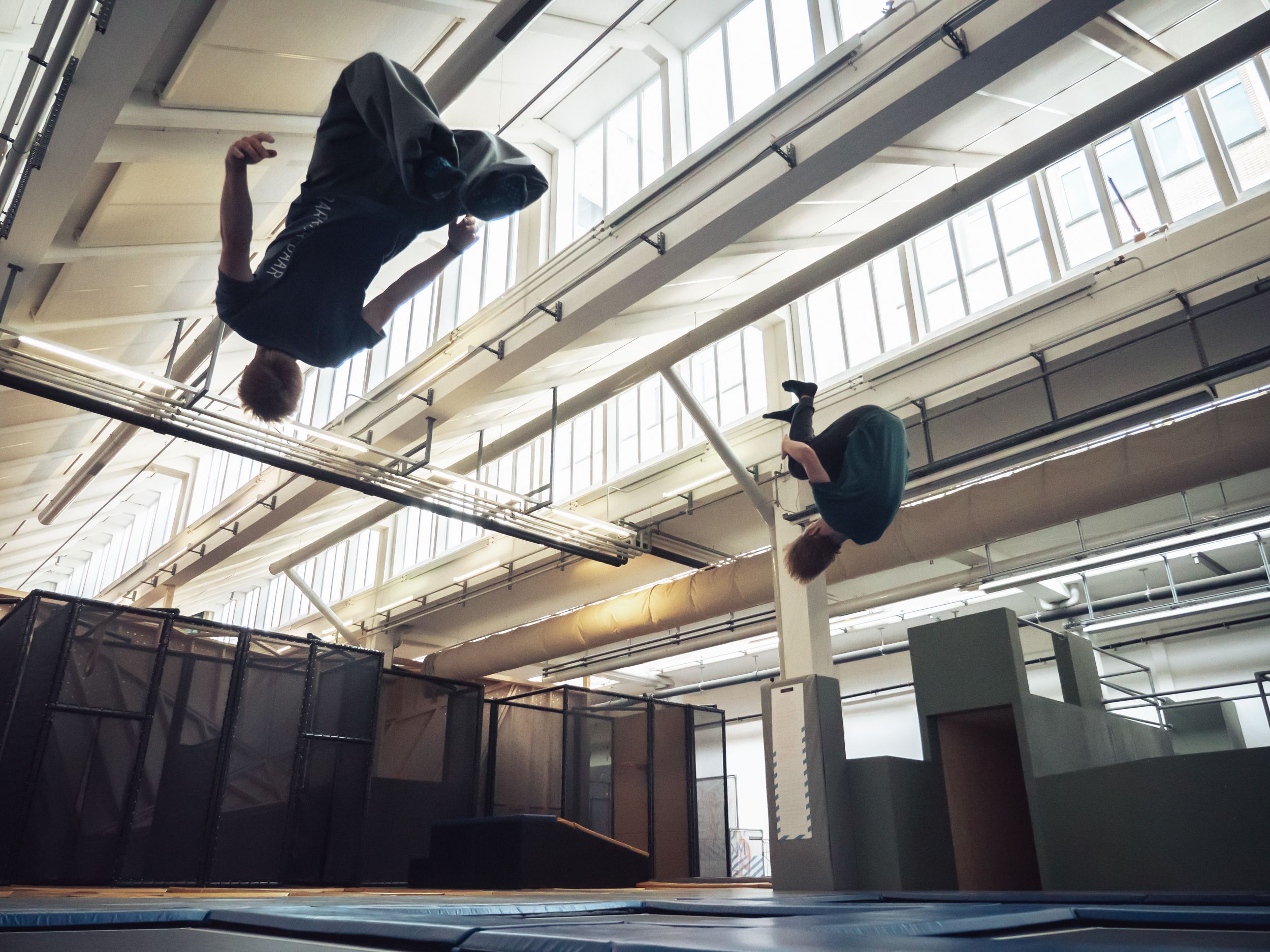 점핑홀에서 아이들이 높고 곡예처럼 점프합니다.