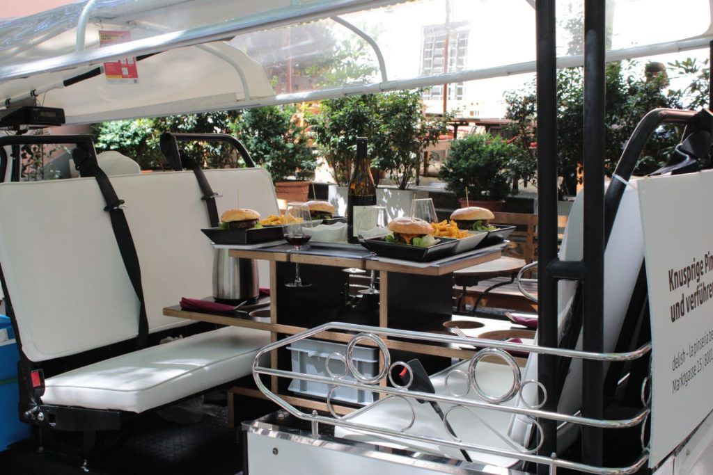 Burgermenü E-Tuk ที่ซูริกมีบริการเบอร์เกอร์ ชิป และเครื่องดื่ม