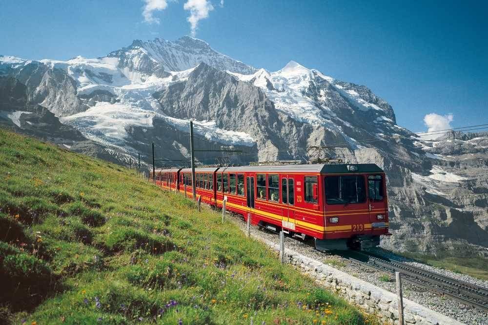 Lawatan sehari ke Jungfraujoch dengan perjalanan kereta api ke pergunungan.