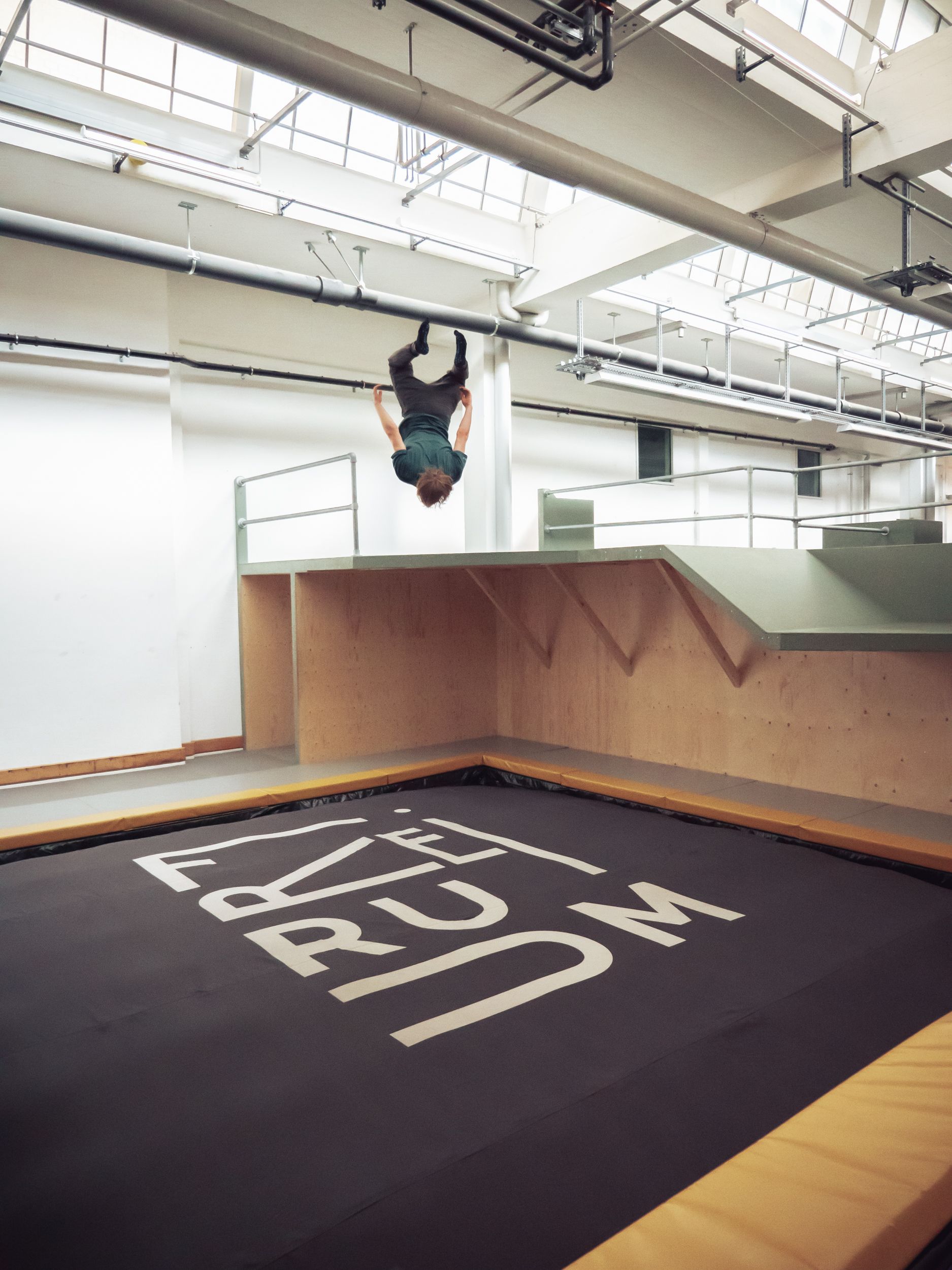 청소년이 다양한 점프를 하는 츠그 트램폴린 홀.