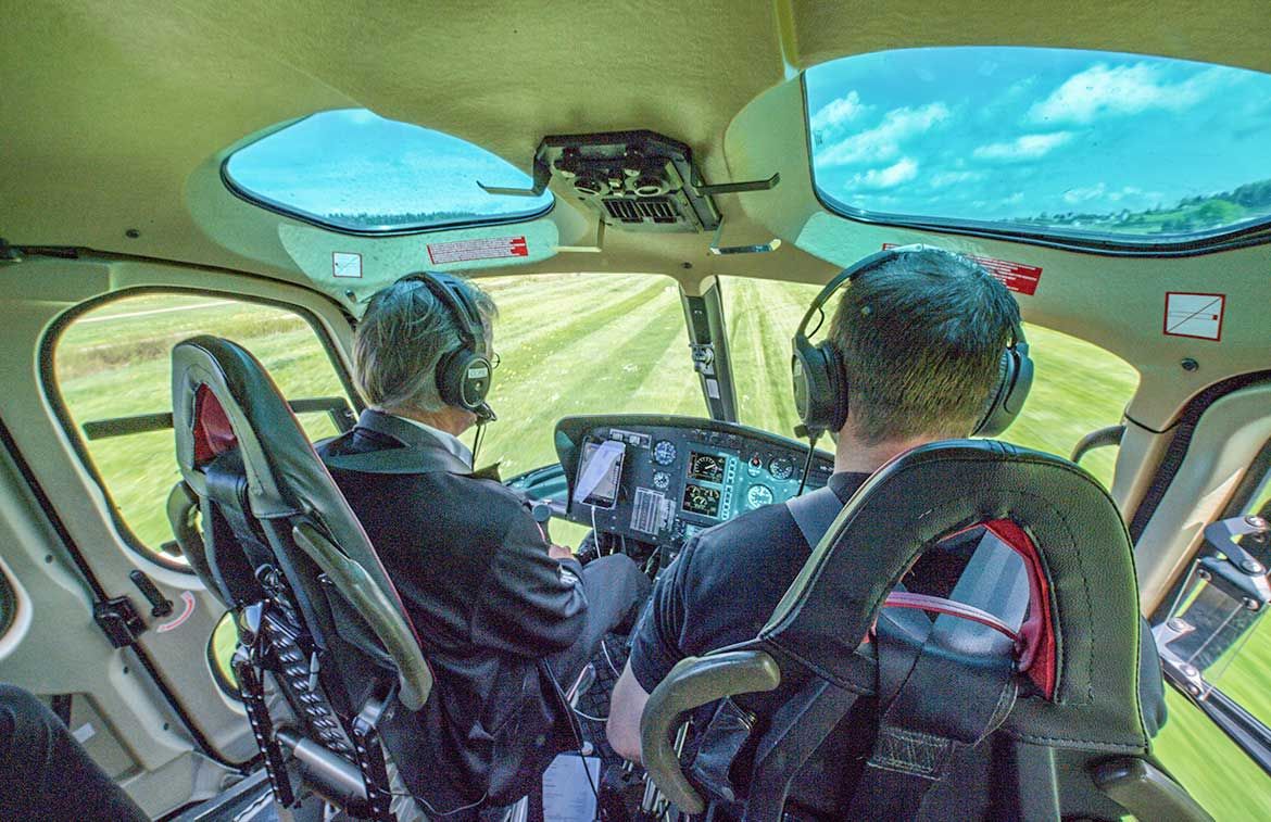 Επιβατηριακό πιλοτήριο ελικοπτέρου κατά την προσγείωση με τους πιλότους. Οι ηλιαχτίδες διαπερνούν τα παράθυρα.