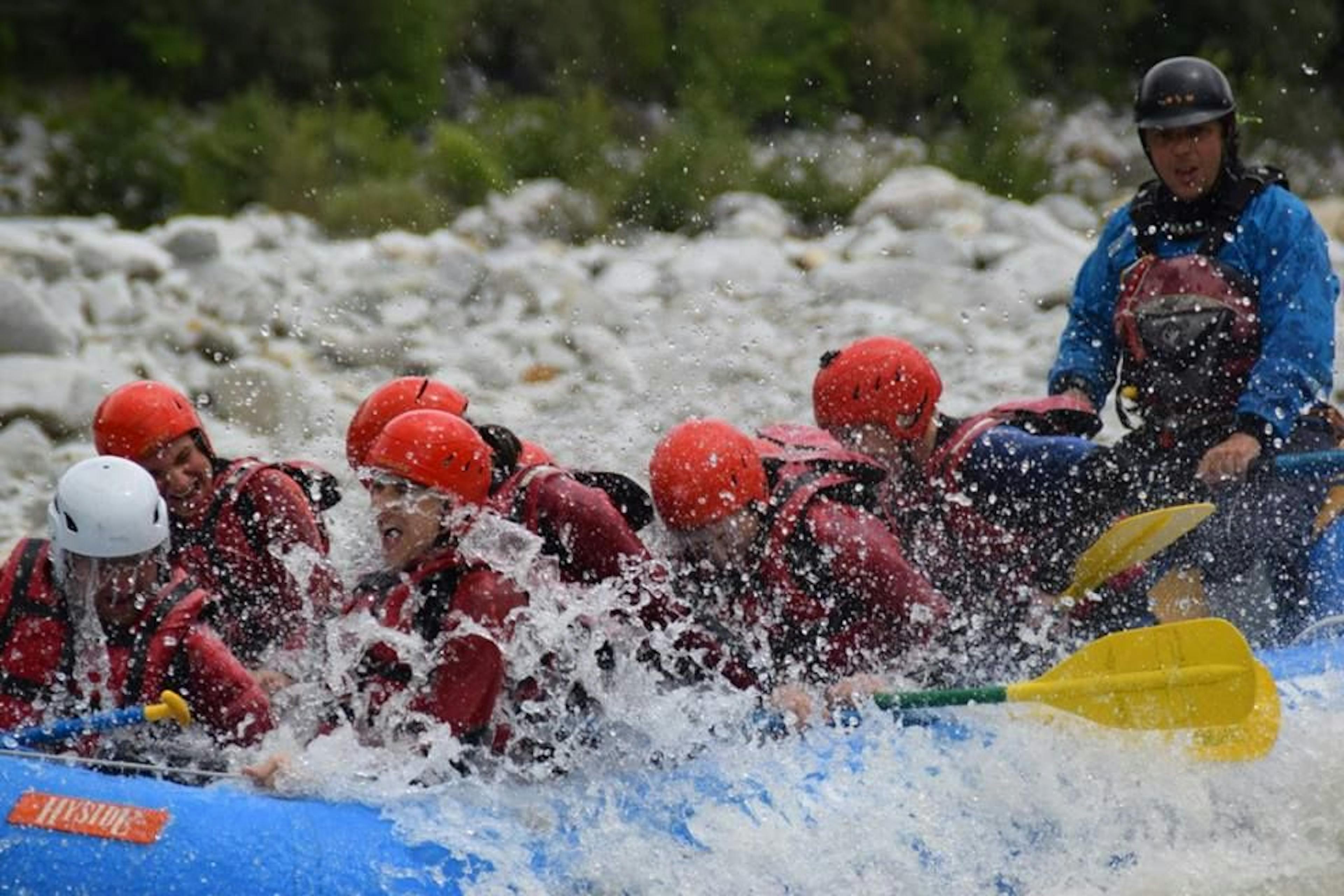 River Rafting Saane mit Gruppe im Fluss, spritzendes Wasser, Outdoor-Aktivität im Sommer.