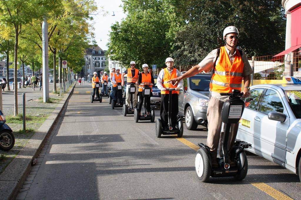 オレンジ色のベストを着たグループによるチューリッヒのセグウェーツアー、市の景観