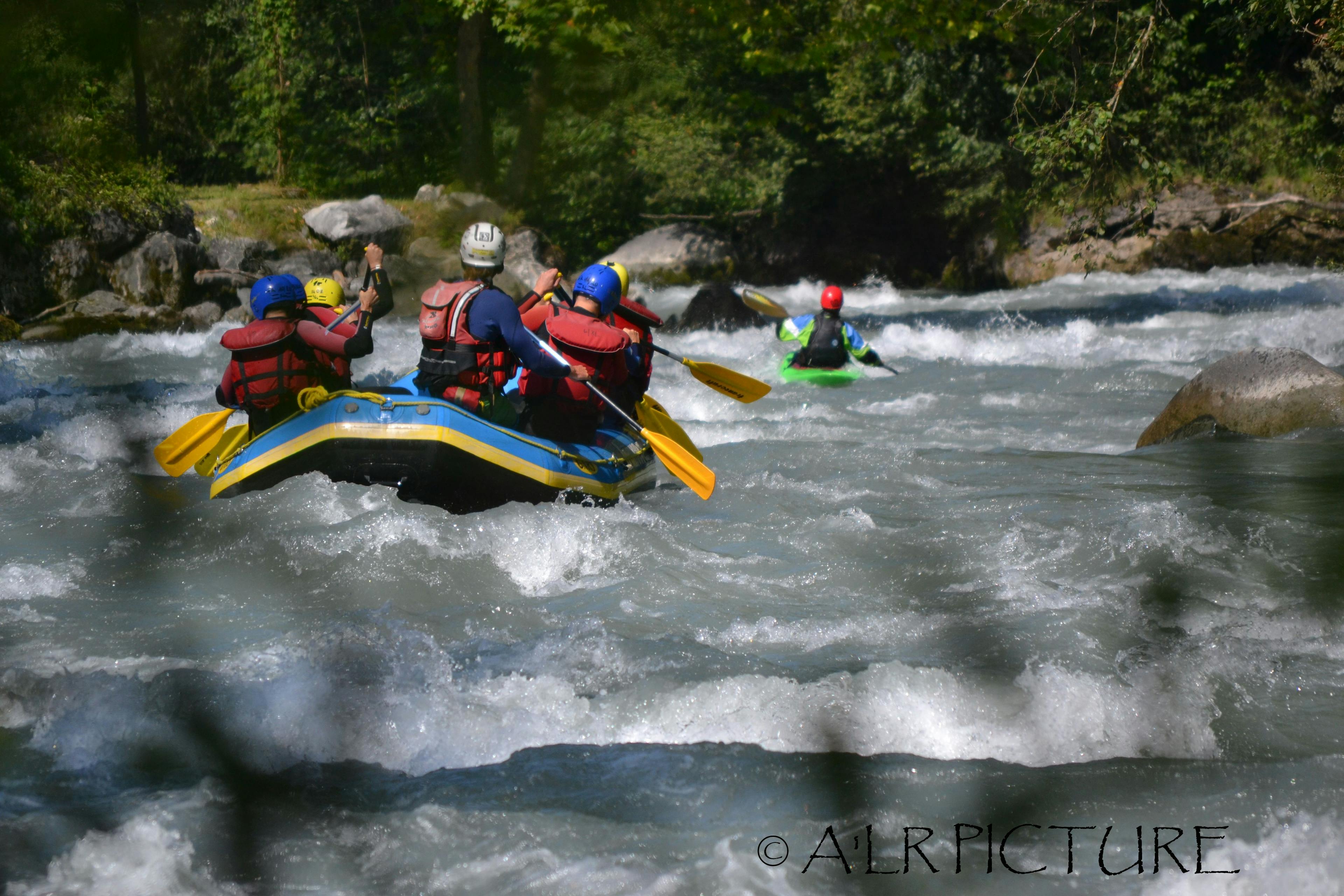 River Rafting Wallis auf wildem Wasser mit Kajaks und Ruderboot