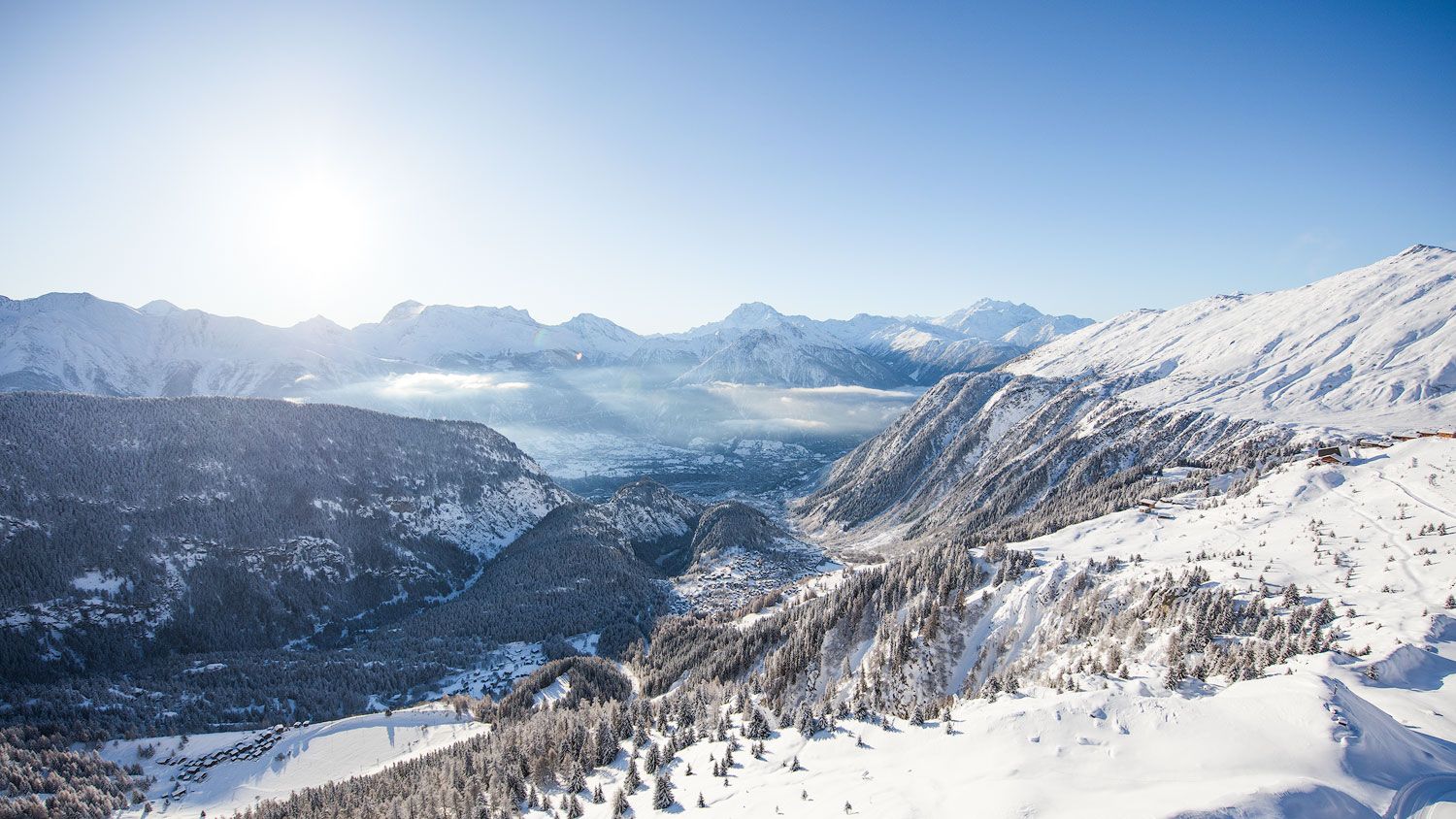 발리셰 알프스에서의 패러글라이딩, 눈 덮인 산, 맑은 하늘, 멋진 전망