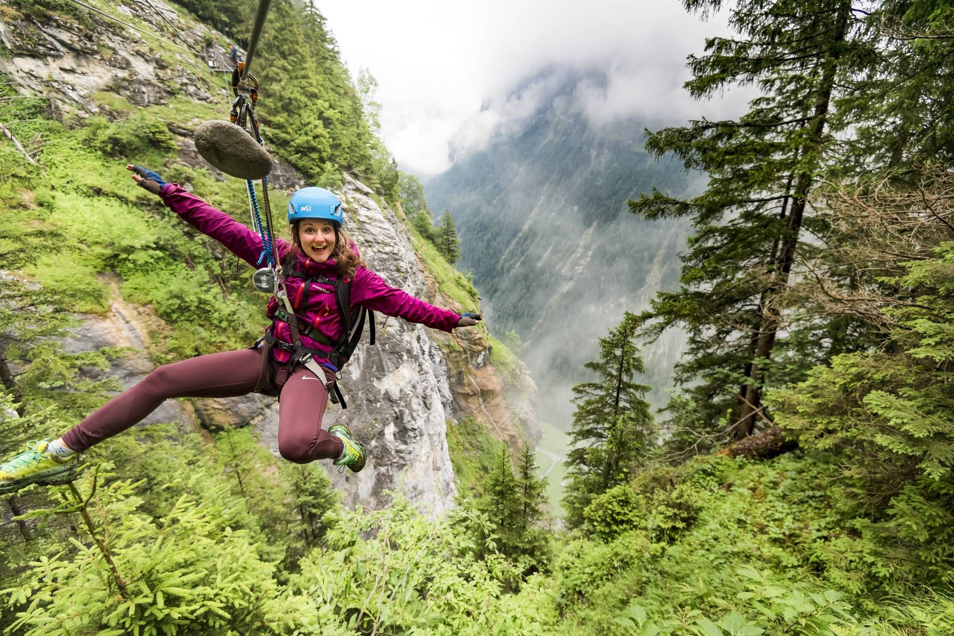 Via ferrata Mürren, personne en équipement d'escalade, descente passionnante en montagne