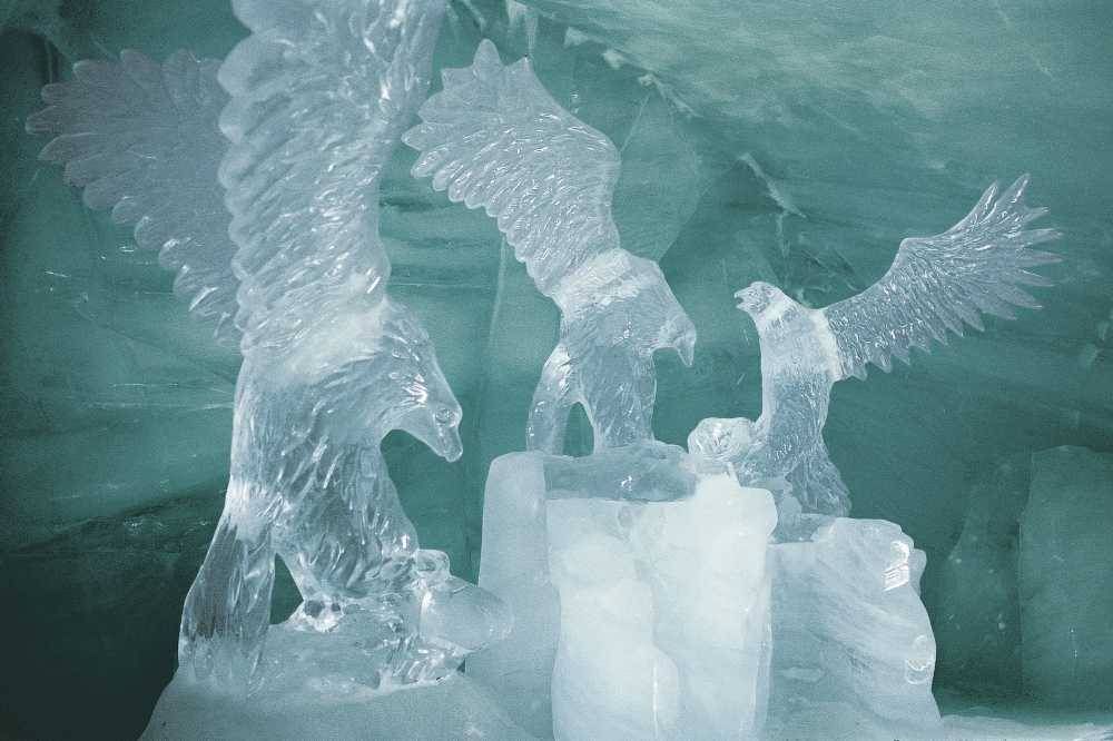 जुनफ्राउजोह में बर्फ के महल में बाज़ और भालू की बर्फ की मूर्तियाँ