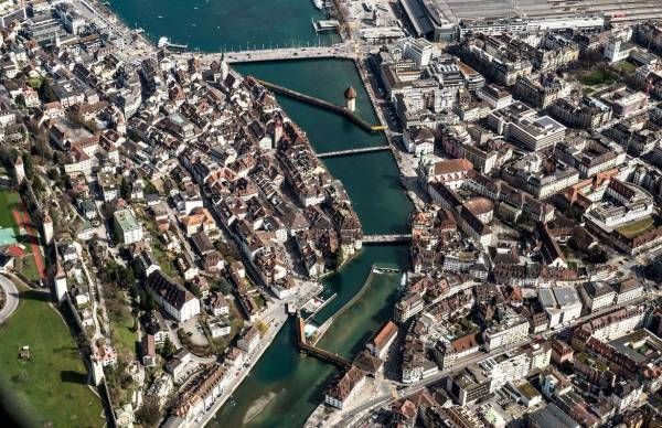 Η Λουκέρνη από ψηλά δείχνει τον ποταμό, τις γέφυρες και τις γειτονιές της πόλης.