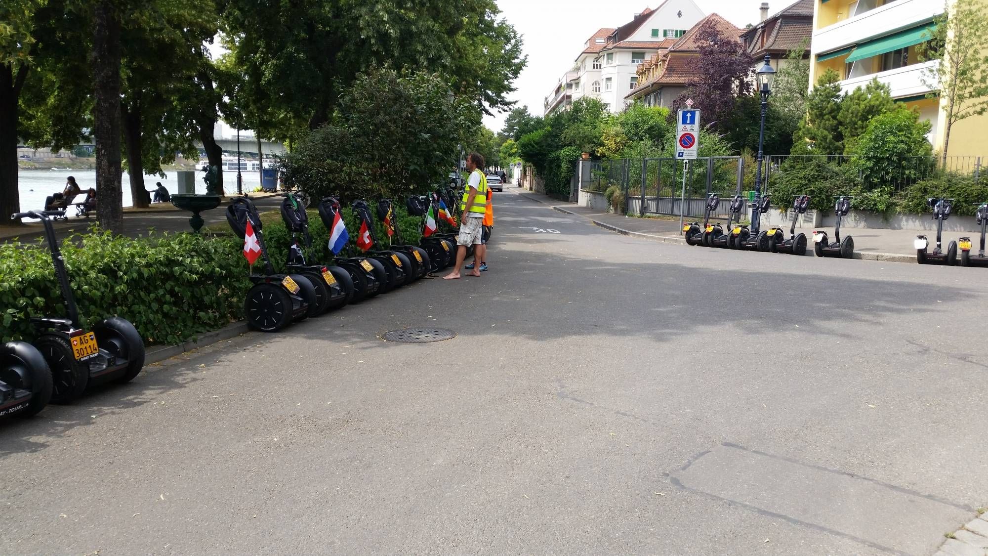 Segway-tur Basel med kørere på vejen, omgivet af træer. Perfekt til at udforske byen.