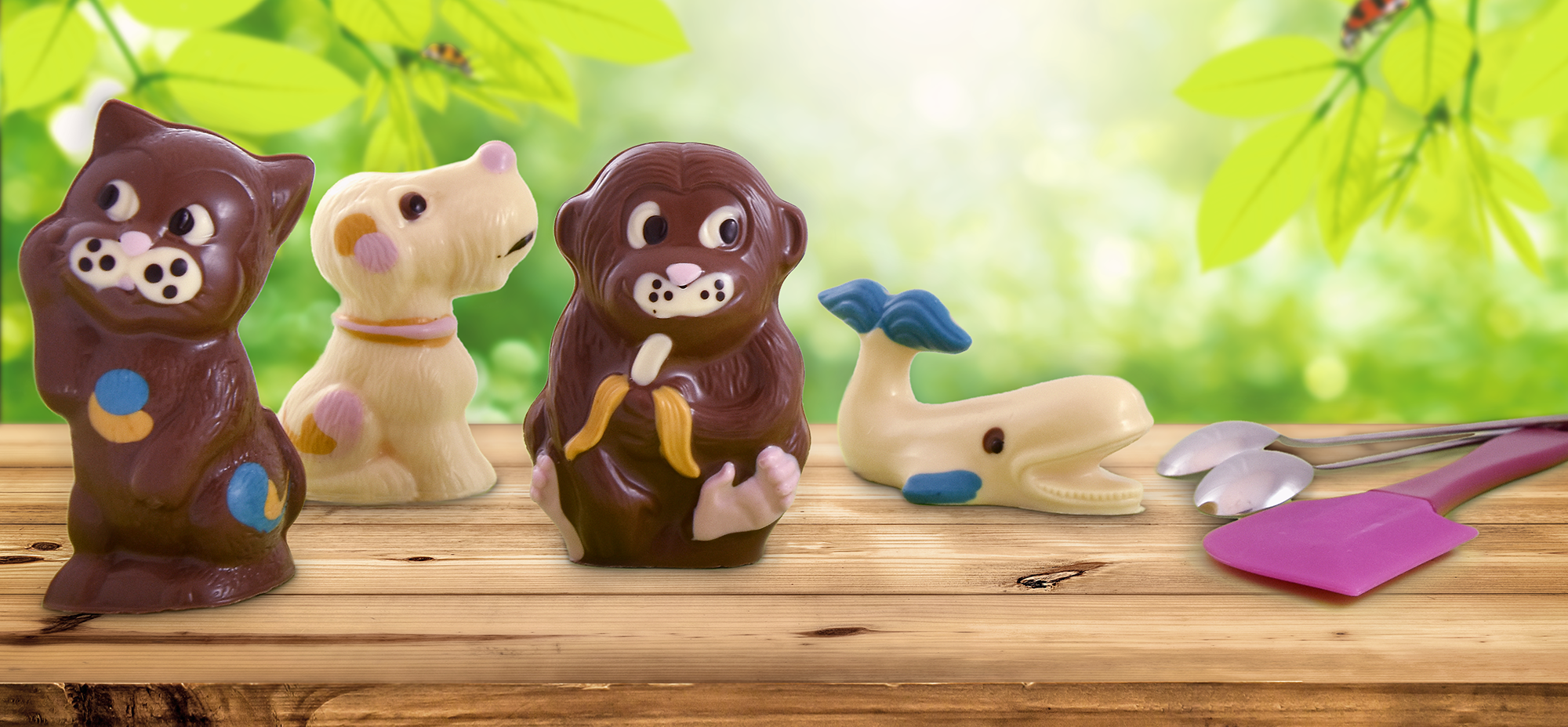 Chocolarium Maestrani casting figures with animal motifs on wood