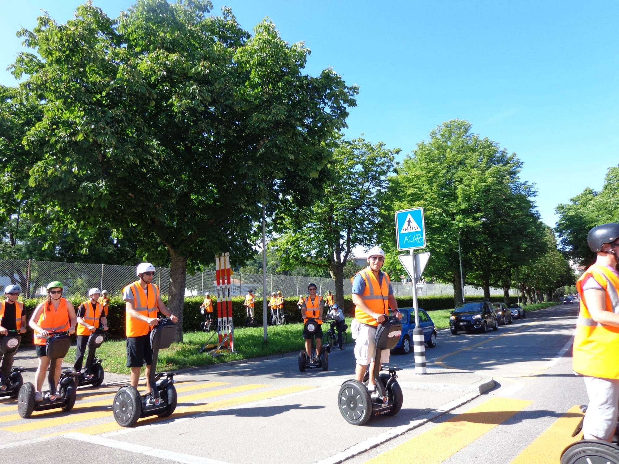 Segway Tour Bern mit Gruppe auf Fahrradweg im Sommer