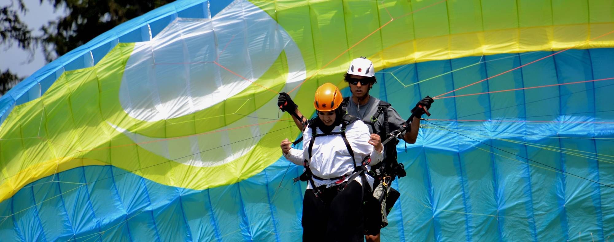 พาราเซลลิ่งอินเทอร์ลาเคนพร้อมวิวภูเขา