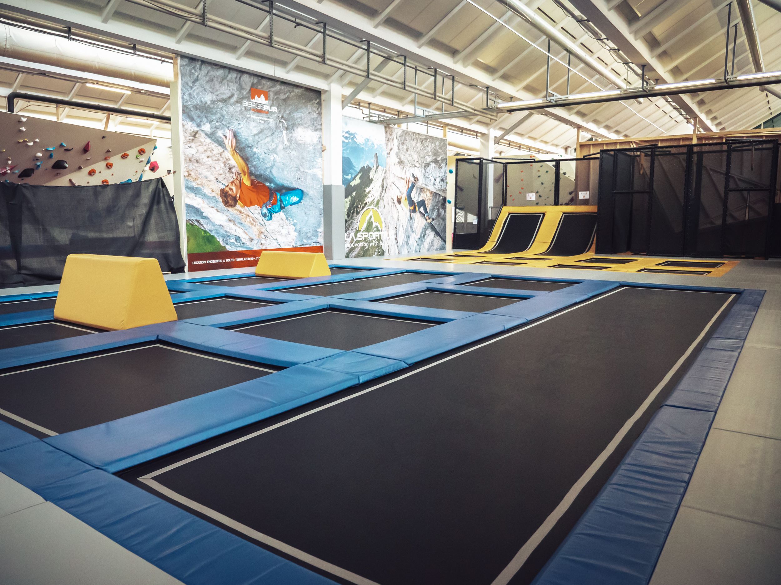 추가된 점프 영역과 장애물이 있는 츠크의 프라이룸 트램폴린 공간.