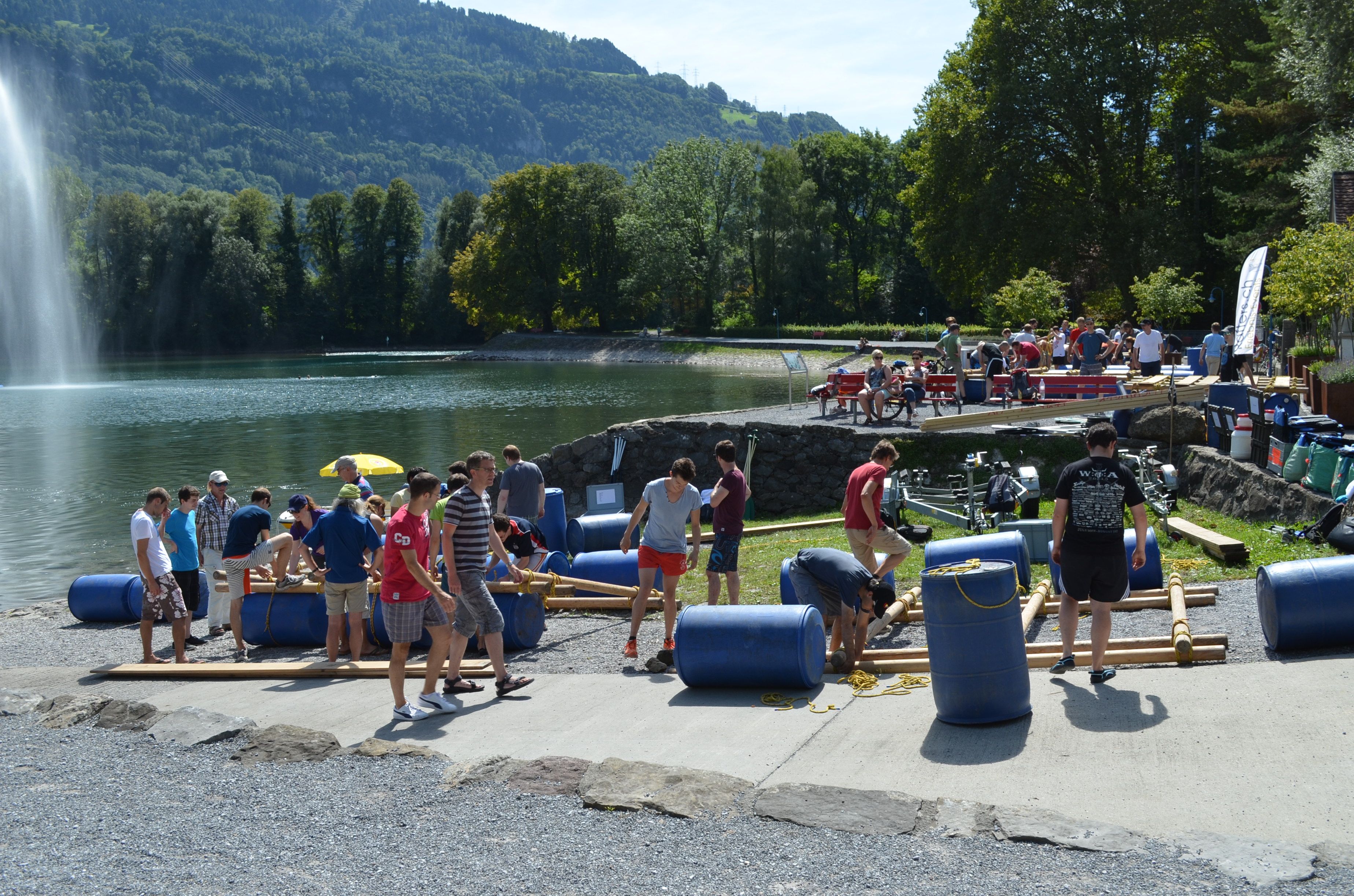 チームイベントのワレンゼーでのフロスバウ、参加者たちが岸辺で協力して作業する