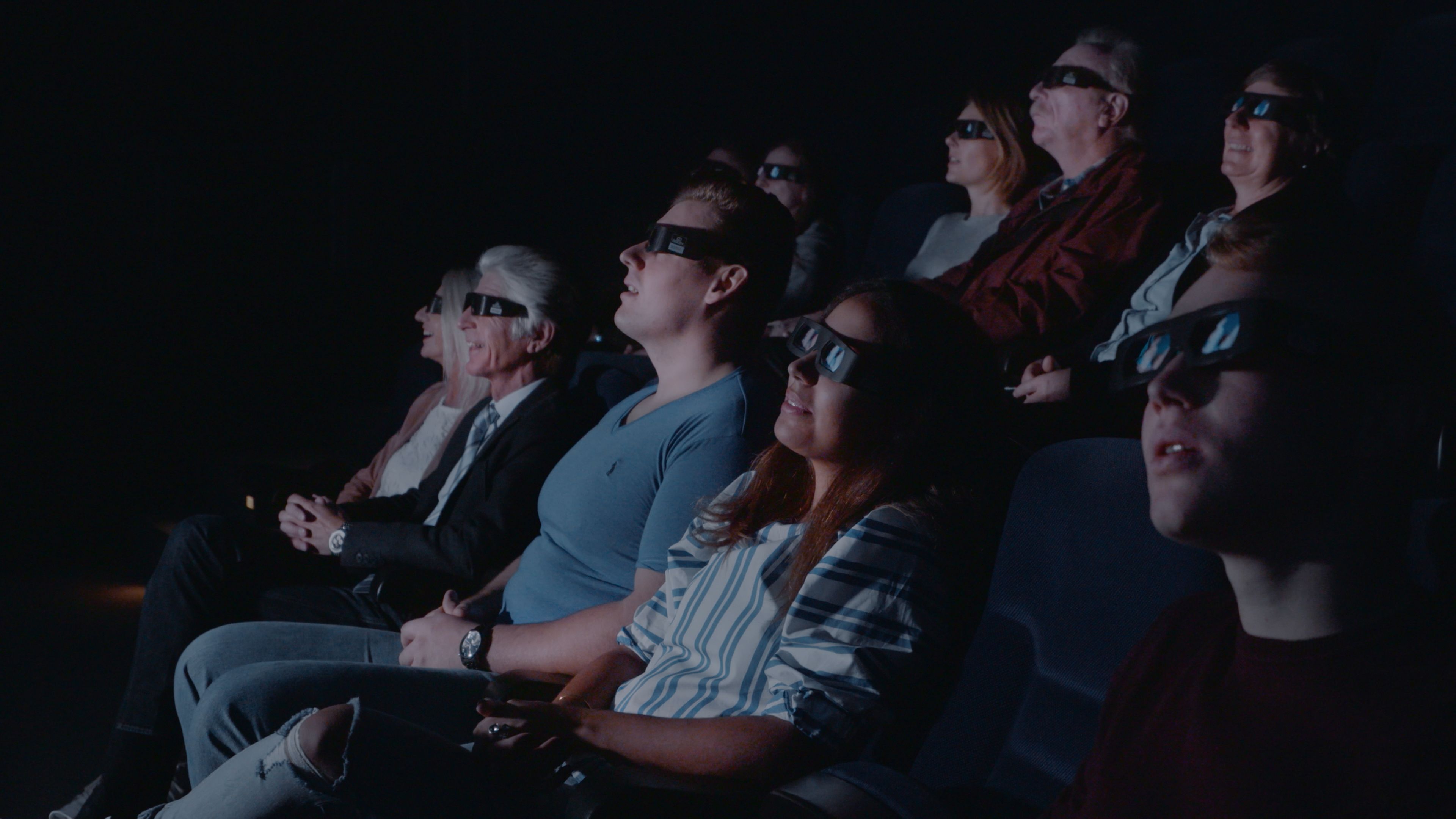 3D ग्लास के साथ फिल्म देख रहे सिनेमाघर पहुंचने वाले दर्शक