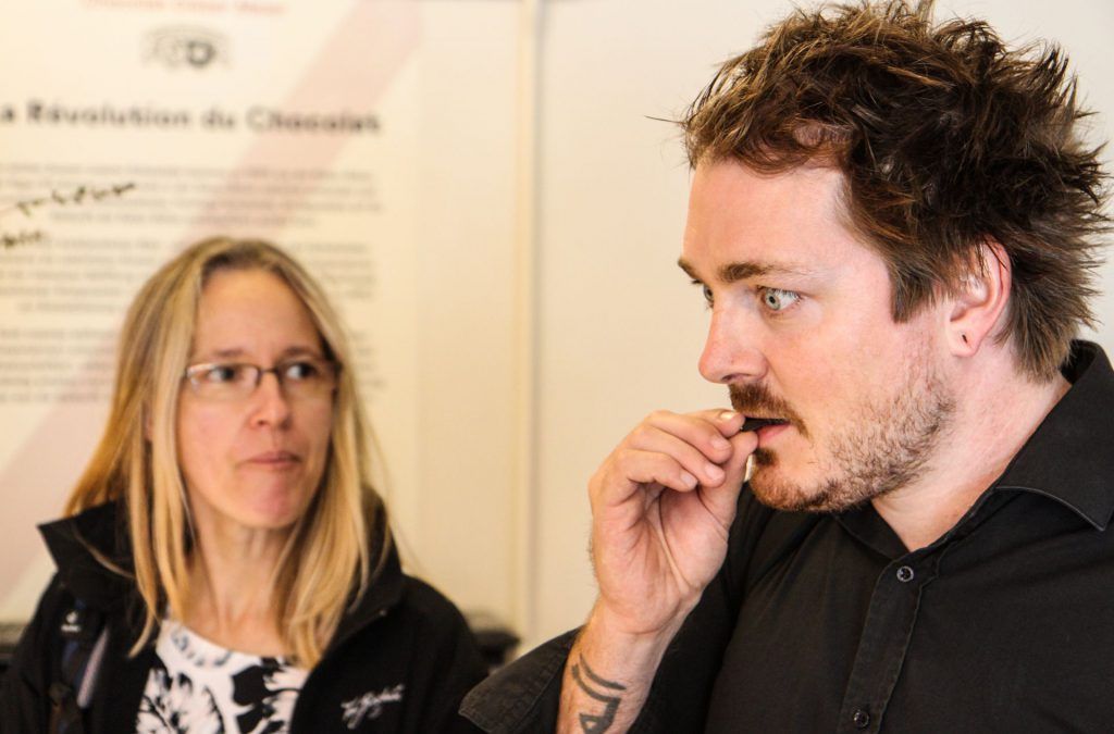 Schokoladendegustation in Zürich, Teilnehmer probieren Schokolade