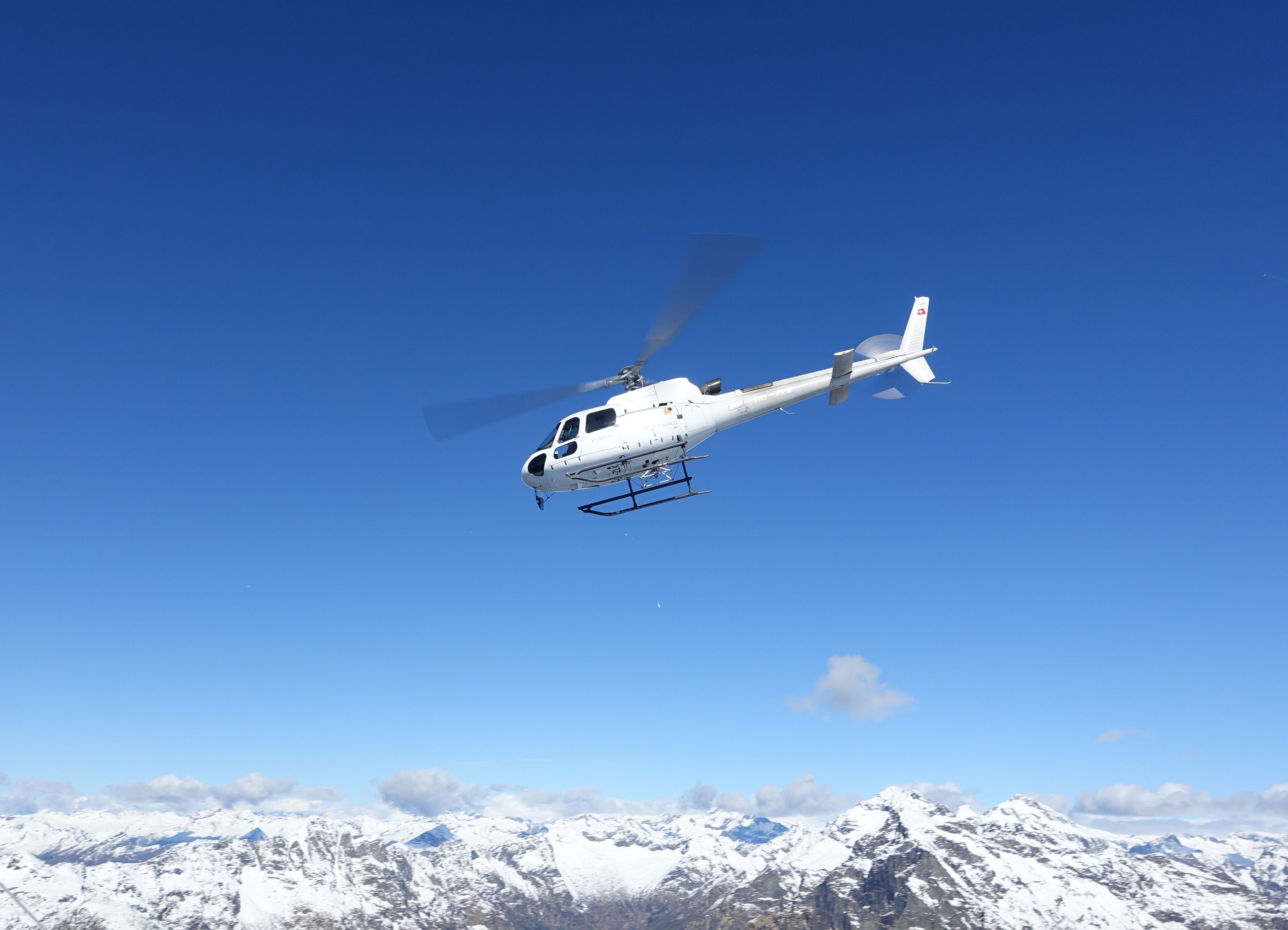 Helikopter över Alperna under en rundflygning