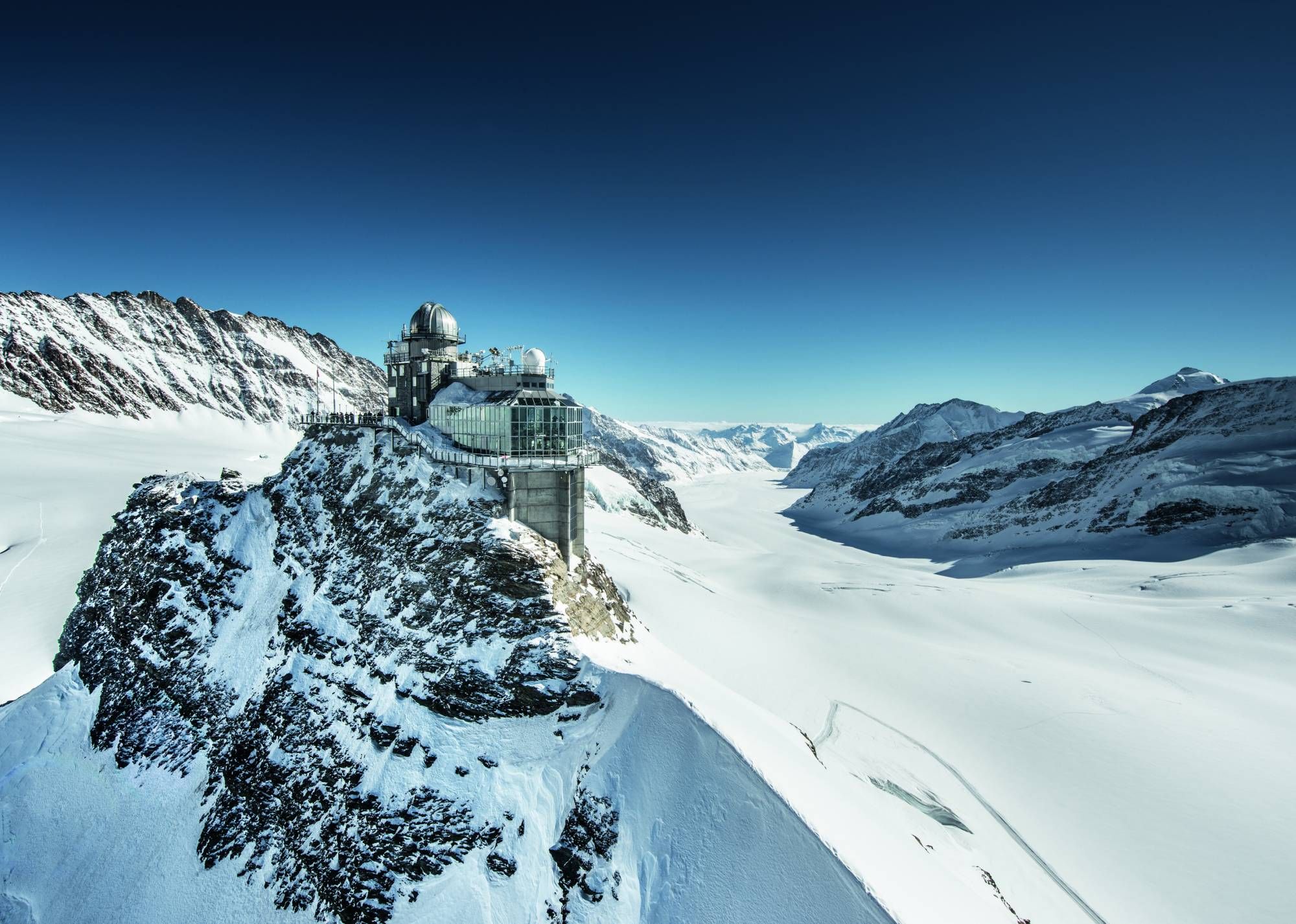 Jungfraujoch s vrcholovou budovou a zasněženými horami