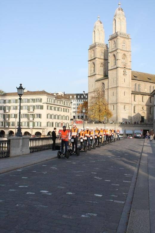 教会の前でウエアを着たグループメンバーと一緒に行くセグウェイツアー、チューリッヒ