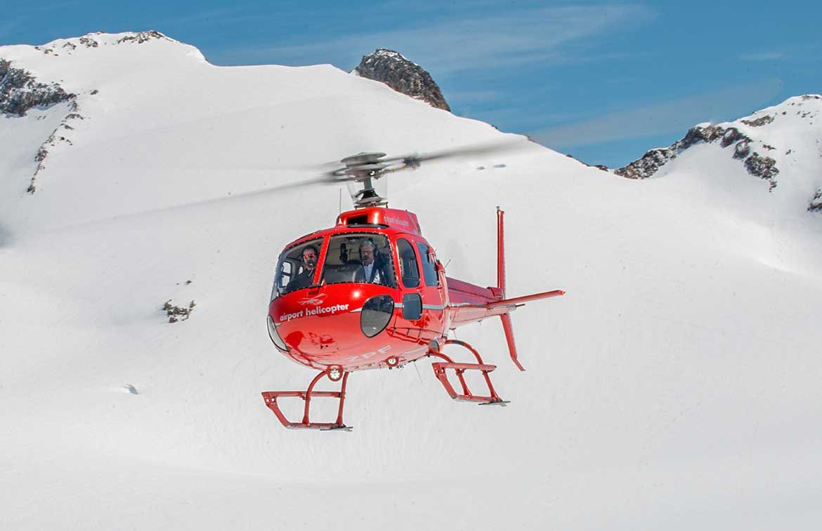 هليكوبتر في هبوط عرضي على الجليد في عام 2023