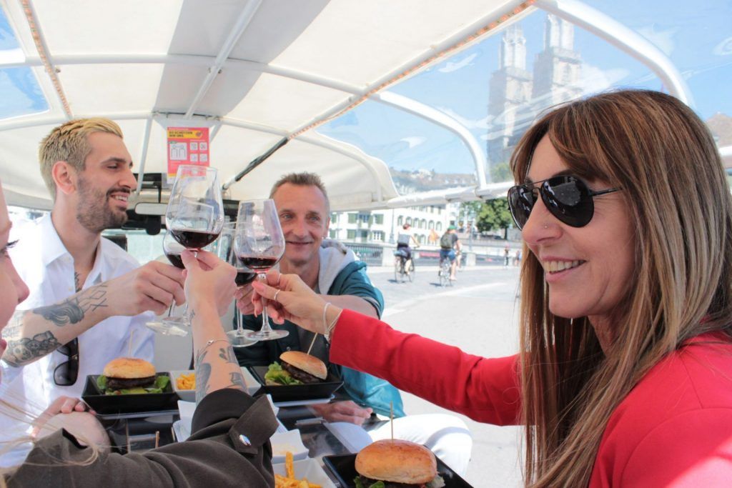 E-Tuk Zürich กับมื้อเบอร์เกอร์และแก้ว