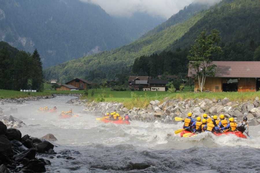 Lütschine Groep Riviertocht met deelnemers, wild water en landschap.