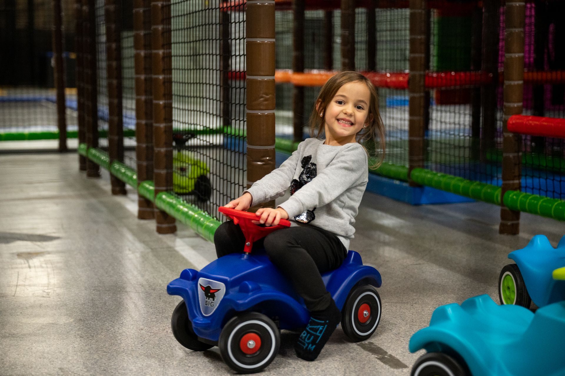 बच्चों का खेल का मैदान जिसमें फिसलने वाला स्लाइड है, कार में खेल रहा बच्चा