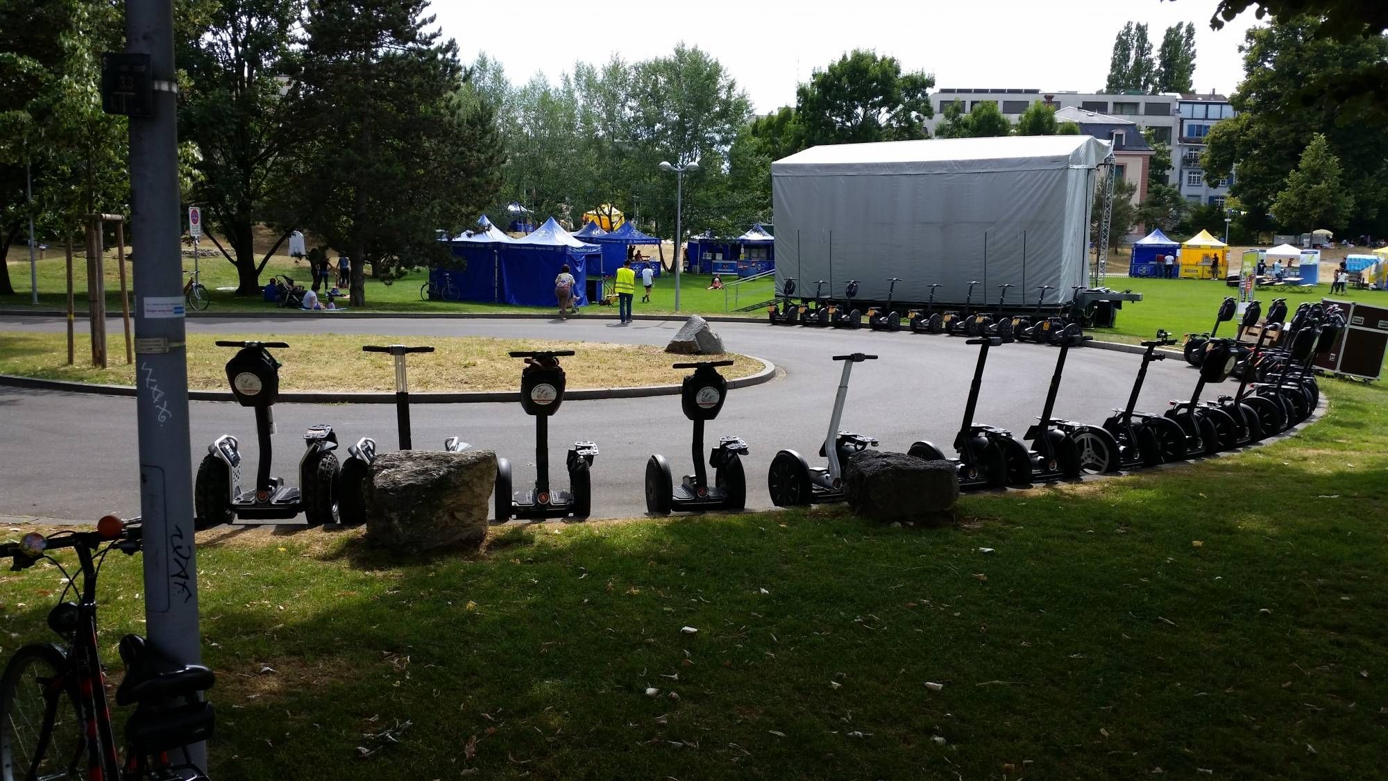 Segway-tur i Basel med flere segways i parken