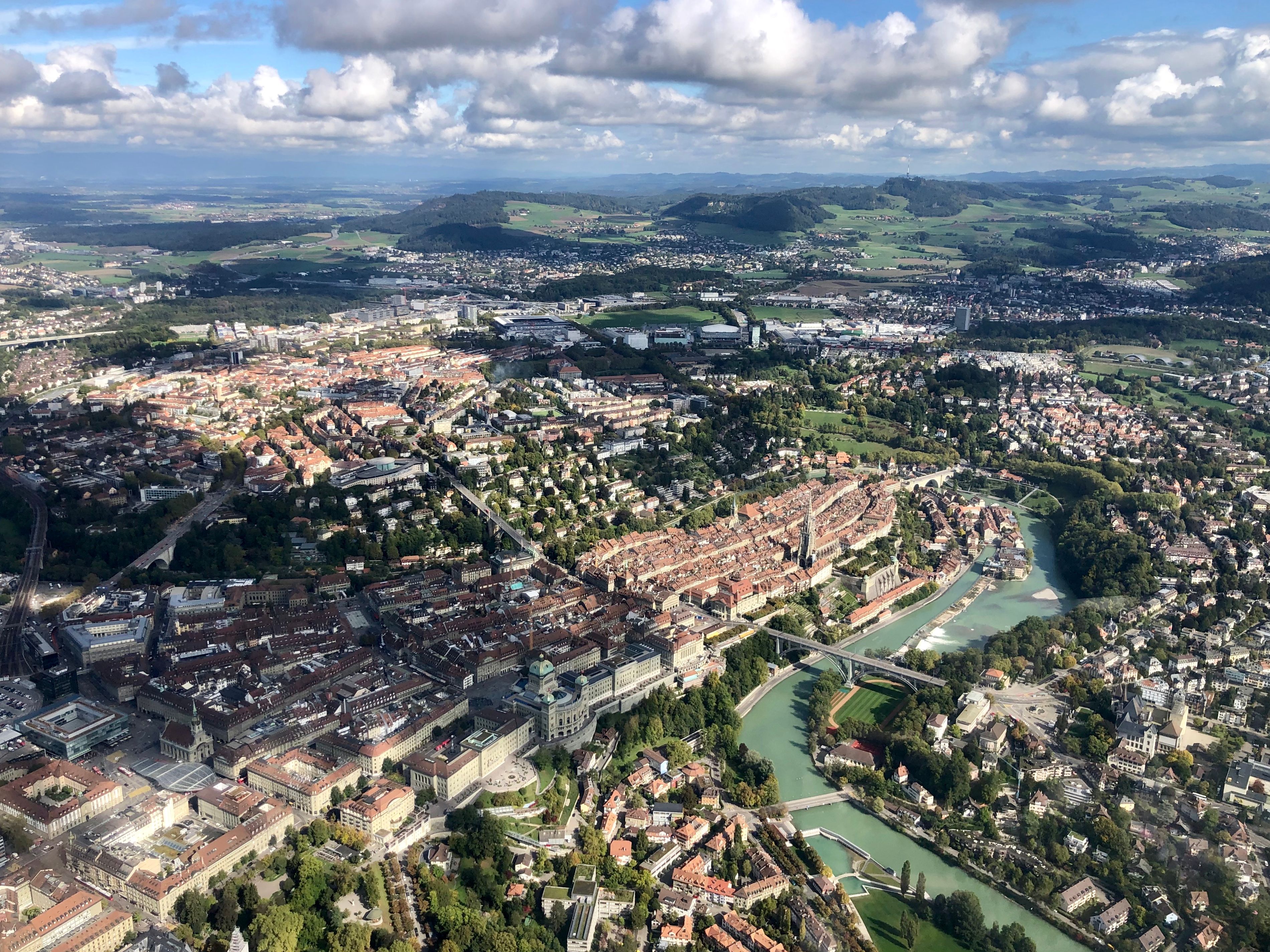 Volo panoramico in elicottero su Berna, vista sulla città e dintorni, prospettiva aerea sopra l'Aare.