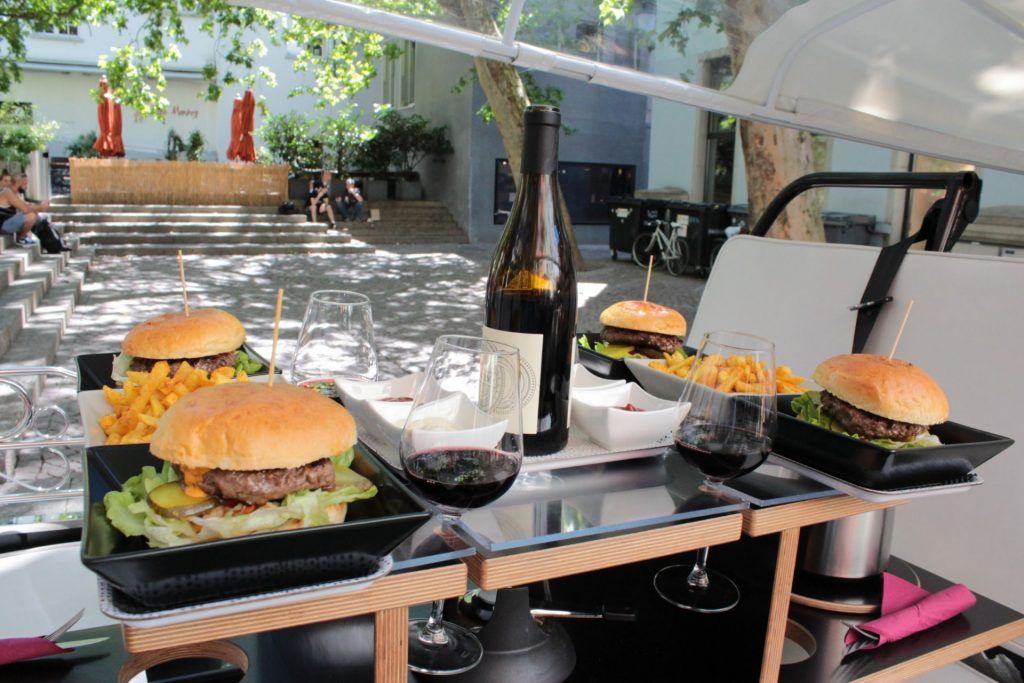 Burger E-Tuk Zürich เสิร์ฟเบอร์เกอร์และเฟรนช์ฟรายด์ในบรรยากาศสบายๆ