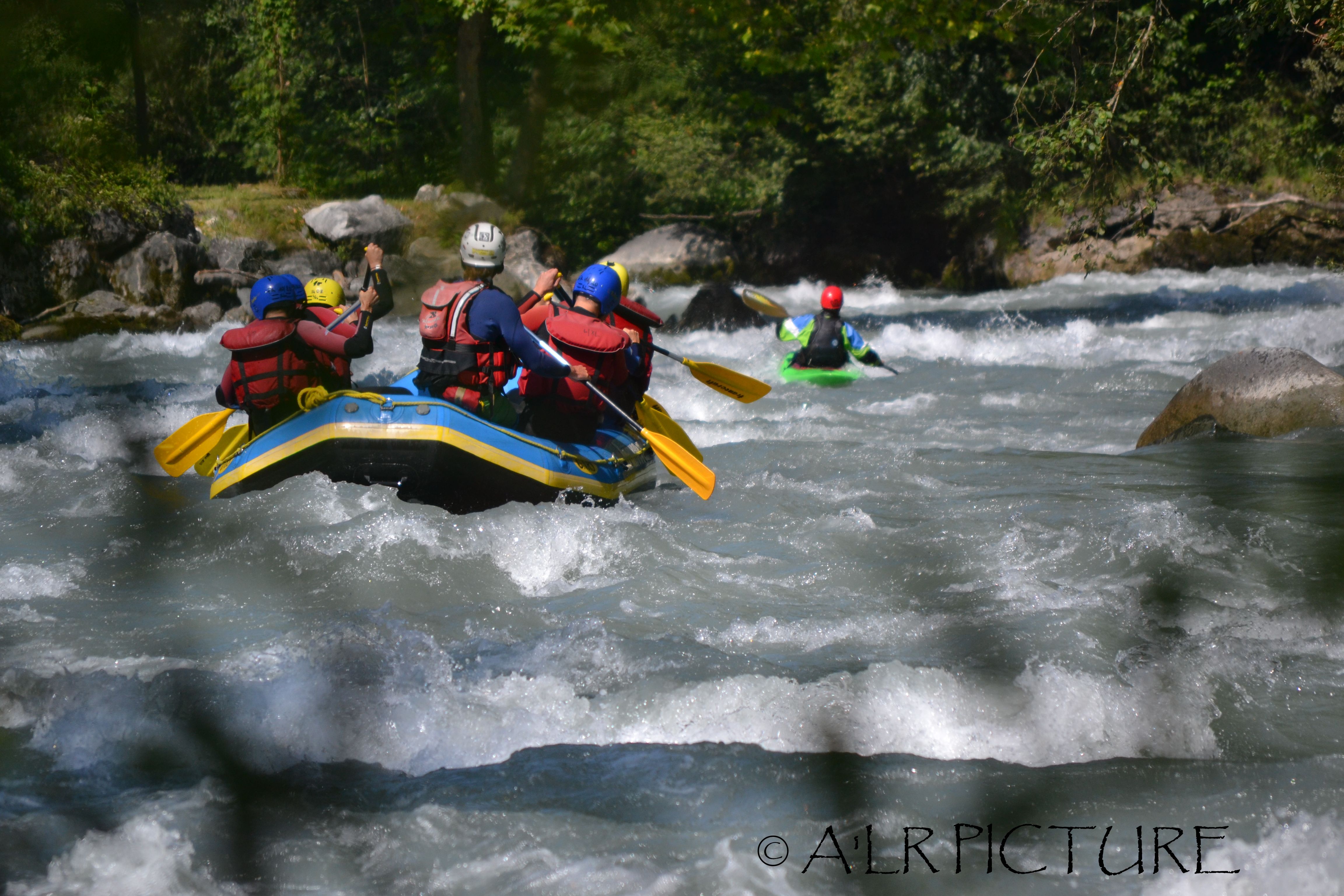 Lawatan arung jeram Switzerland, peserta menaiki kayak, arus deras, suasana hijau